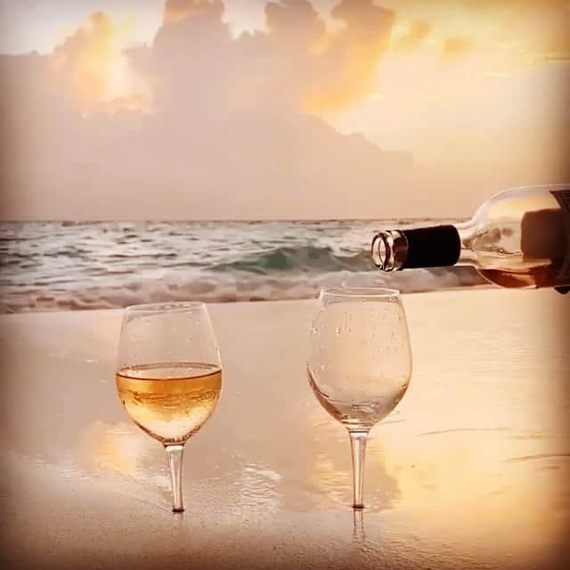 ニコール・ミッチェル・マーフィーのインスタグラム：「Trust the timing of your life.   Repost from @vistanow #yfoy #everydayconfidence  #travel #Maldives #chill #peaceful」