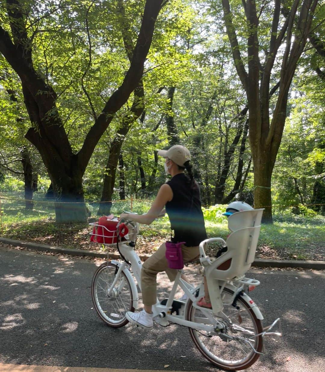 白石みきさんのインスタグラム写真 - (白石みきInstagram)「5月にママチャリデビューしまして👏 こんな時だから自転車で移動する事も多くなりました☺️  私はなんでも形から入るタイプなんで🤣 デザイン重視♡ 白が大好きだから自転車も、もちろん白で❣️大好きな台湾madeの電動自転車　#ベスビー にしました♡ 乗り心地も物凄く快適で、 私はどこまでも行けるわぁ〜最強ママよ〜　てな気分にもなれます🤣w  そうそう👀ママってどこへ行くにも帽子は必須。 こんなにも帽子を集めた事は今までにないってぐらい🤣  お気に入りは#greedinternational のキャップ♡  被った時に、とーってもオシャレにキマるデザインはさすが山ちゃんです✨  因みにベージュの他にピンクも持ってます。 全色買いたくなるよ、これは。 本当にオススメです。  今日も暑くなりそうですね。 皆様　水分補給たっぷりとって下さいね♡  #ママチャリ #ママチャリデビュー #ベスビー #besv #besvjapan #電動自転車 #自転車 #日焼け対策 #帽子 #キャップ#greedinternational #bedandbreakfastqualityoflife #ohsherry #mamacode #fashion」7月25日 9時49分 - miki_shiraishi1115