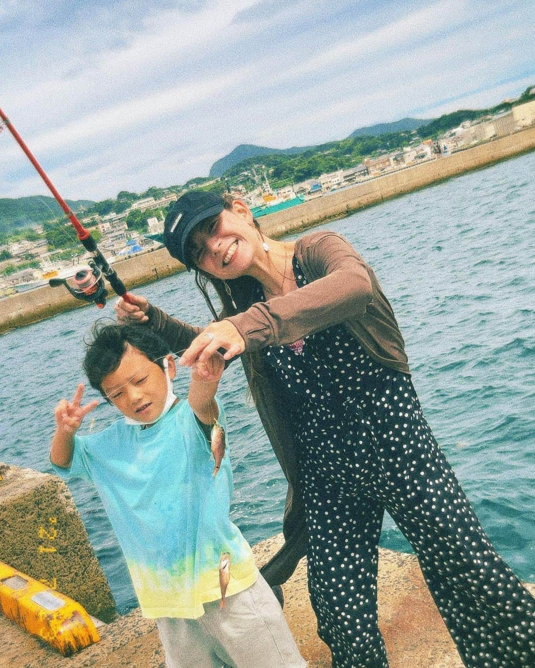 スザンヌさんのインスタグラム写真 - (スザンヌInstagram)「親子ではじめての#アジゴ釣り 🎣 チームシロウト🐟  息子めちゃくちゃ楽しかったみたいで だいすきファミリーに教えてもらいながら何度も挑戦🏖  プロチーム←勝手に命名。は イカ🦑釣ってた♡すごぉ！！  泳いで釣りして花火🎆して 鼻と背中の皮が剥けるくらいの日焼けして 夏を満喫させてもらった4連休前半🙌」7月25日 10時16分 - suzanneeee1028