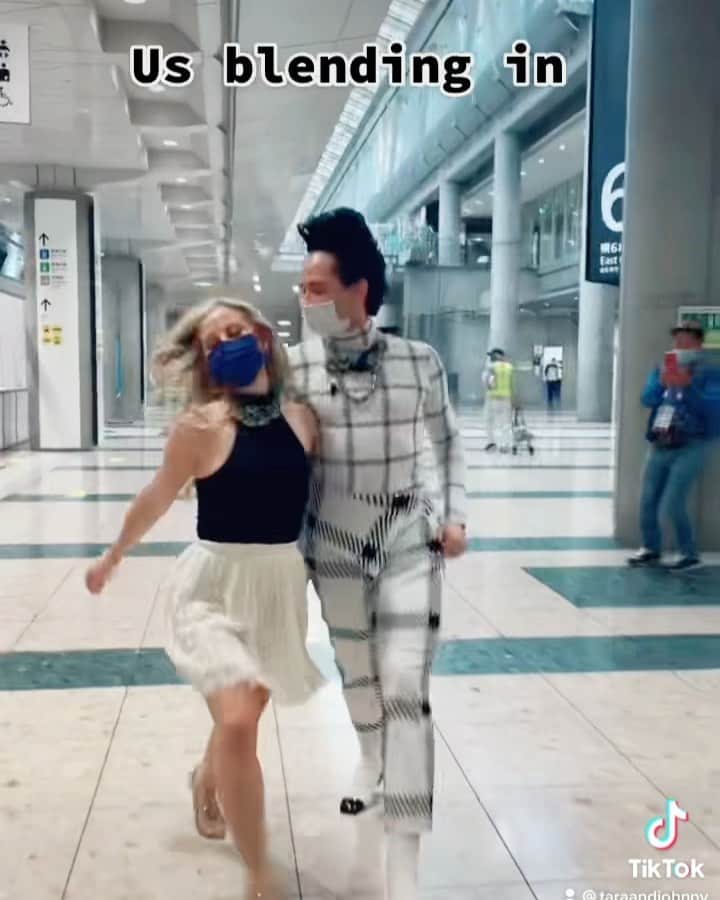 タラ・リピンスキーのインスタグラム：「Blending in 🦚🦚 @johnnygweir」