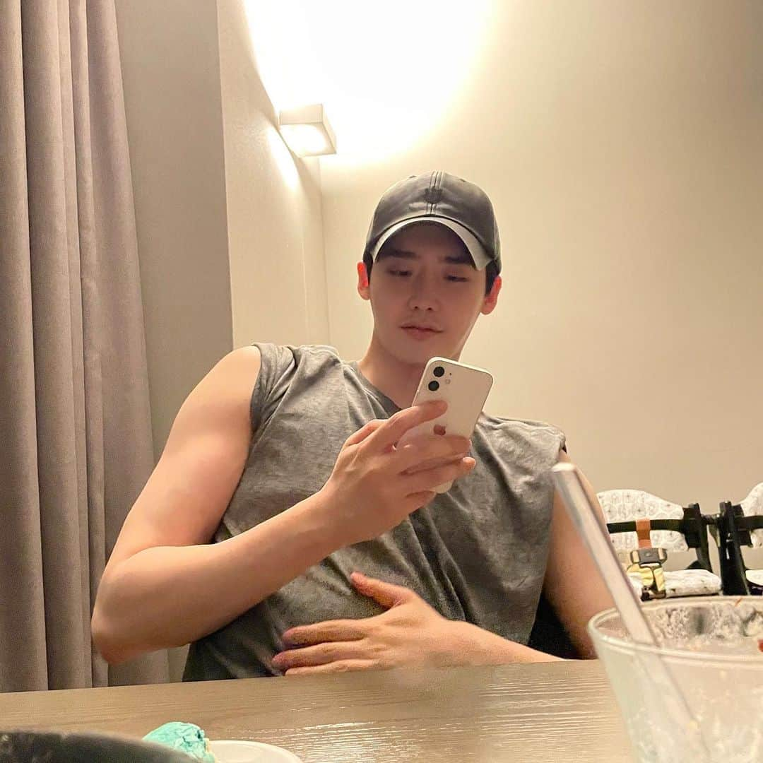 イ・ジョンソクさんのインスタグラム写真 - (イ・ジョンソクInstagram)「정말 덥군😰」7月25日 19時44分 - jongsuk0206