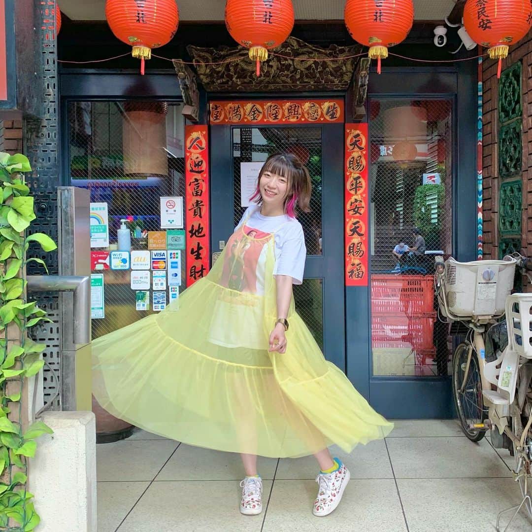 ぱいぱいでか美のインスタグラム：「夏！ . 昨日のアコースティックライブで着た私服💛 夏曲歌ったので夏らしくしてみました🌻 ワンピースは大好きなCandyです！ この夏めちゃくちゃ使う気がする〜🍉 このワンピ脱ぐと半袖半パン、少年のような服装です😎 . #candystripper  #journalstandard #balr #nike #俺はインスタグラマーになりてぇ」