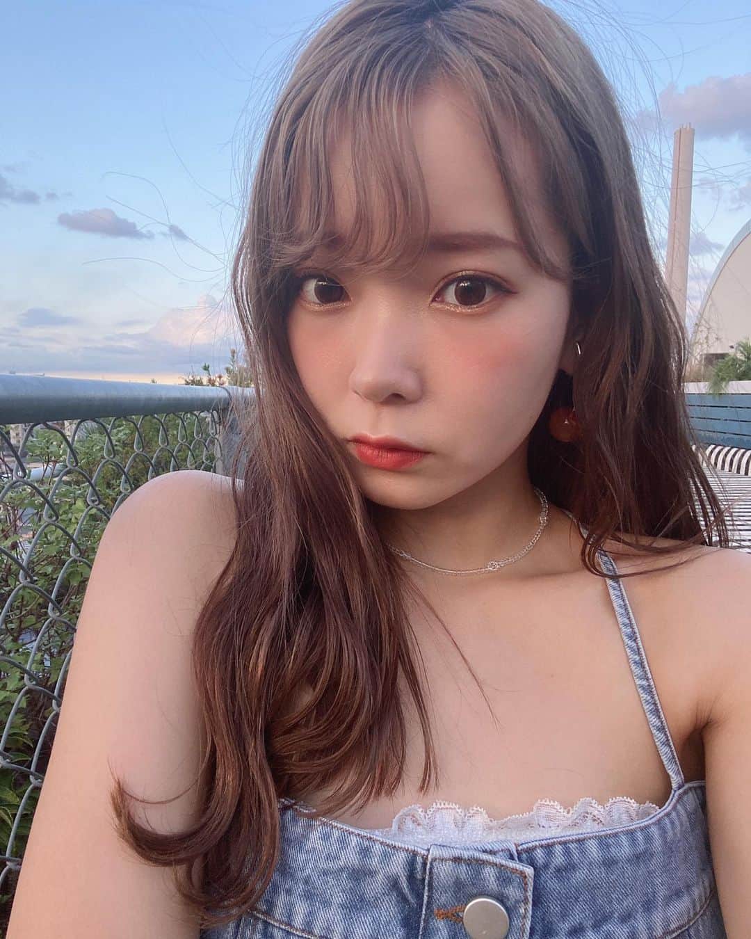 mimのインスタグラム：「この間髪質改善カットをして より自分でスタイリングしやすくなった〜🙆‍♀️💗 担当の関根さんいつもありがとうございます！ カラコンは相変わらず自分でプロデュースしてるフラワーアイズワンデークロッシェ👀この日はねー、プリムラブラウンつけてたよ」