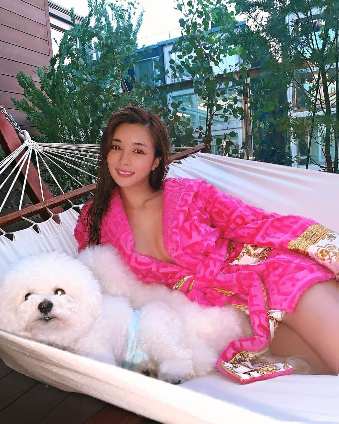 濱野りれさんのインスタグラム写真 - (濱野りれInstagram)「My sunday💕 Went to the gym, taking a shower then chilling with my loves♥️ Enjoying summer in a hammock after the sun goes down is my recent fun😘  I've become good at finding fun at home🕊💕💕 . . Hello sunday☀️ ジムに行って、シャワーを浴びて そのままわんこたちとハンモックへジャンプ♥️ 日が落ちた後にテラスでゆらゆらするのが気持ちよすぎるの🥺 . . #sunday #sundayfunday #myhome #nomakeup #bathrobe #versace #dogstagram #doglife #dogsofinstagram #bichonfrise #bichon #hammock #hammocklife #ビションフリーゼ #ビション #わんこ #ハンモック #おうち時間」7月25日 20時09分 - riregram