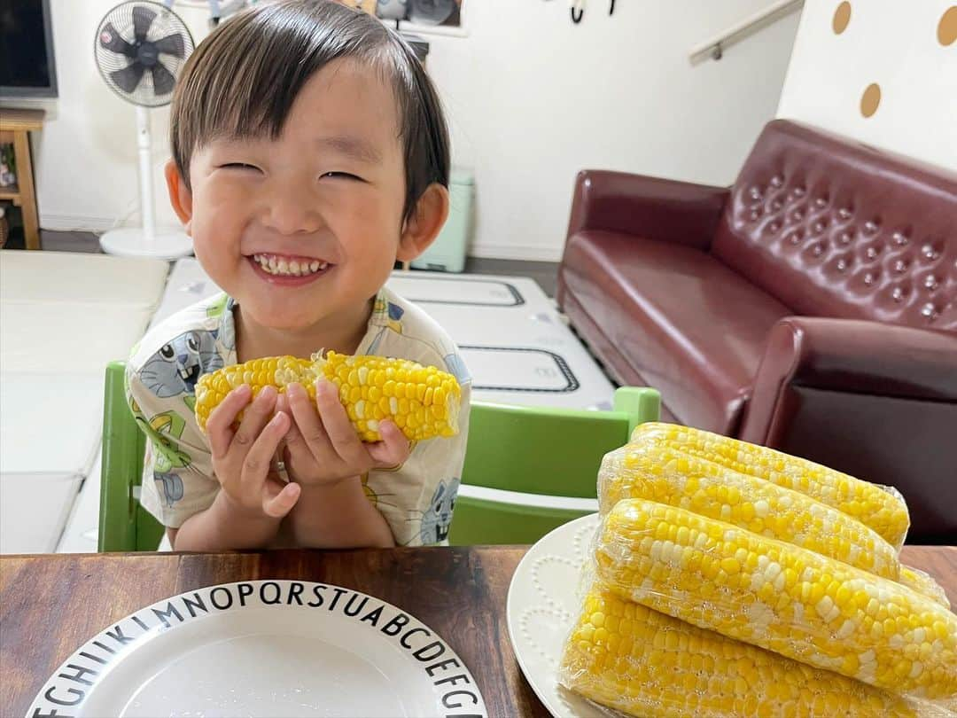 ᴋᴀɴᴀᴋöのインスタグラム：「🌽 とうもろこし🌽って、まだ上手に言えなくて…かわいい🥰 * 両親👨🏼‍🦳👵🏻が、今年も #甘々娘 送ってくれた🌽📦✨ 👦🏻👶🏻👦🏻も 大好きだから、すぐ なくなりました笑🌽💕 * #トウモロコシ#ありがとう#浜松#3歳#成長記録#ほっこり #riorukaren_movies_」