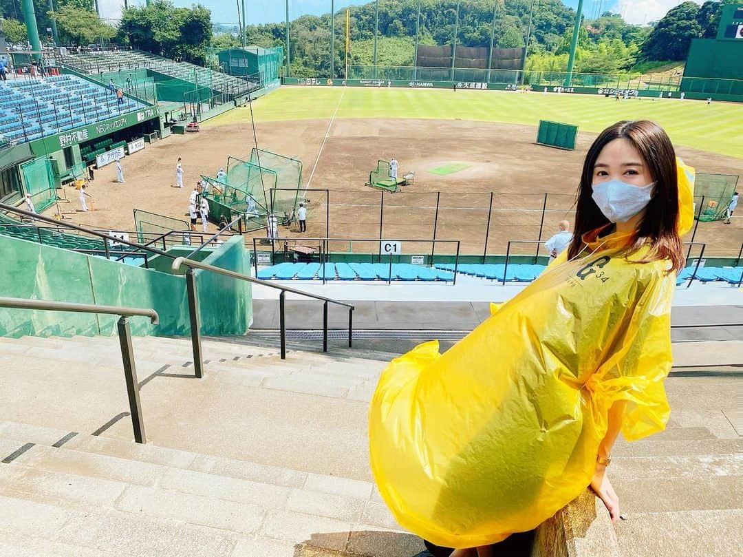 水嶋菜月のインスタグラム：「⁡ ⁡ オリンピック開幕しましたね🏅 ⁡ セ・パ両リーグのペナントレースは中断していますが、イースタンリーグは現在挙行しています🌼 ⁡ 次戦7/30〜8/1のDeNA戦では、夏休み中のお子様に嬉しいイベントも開催中です🍧 是非遊びに来て下さい🙋‍♀️✨ ⁡ ⁡ 着用しているのはジャイアンツ球場限定販売のレインポンチョ☔️ いざという時の雨具があると安心ですよね☺️ ⁡」