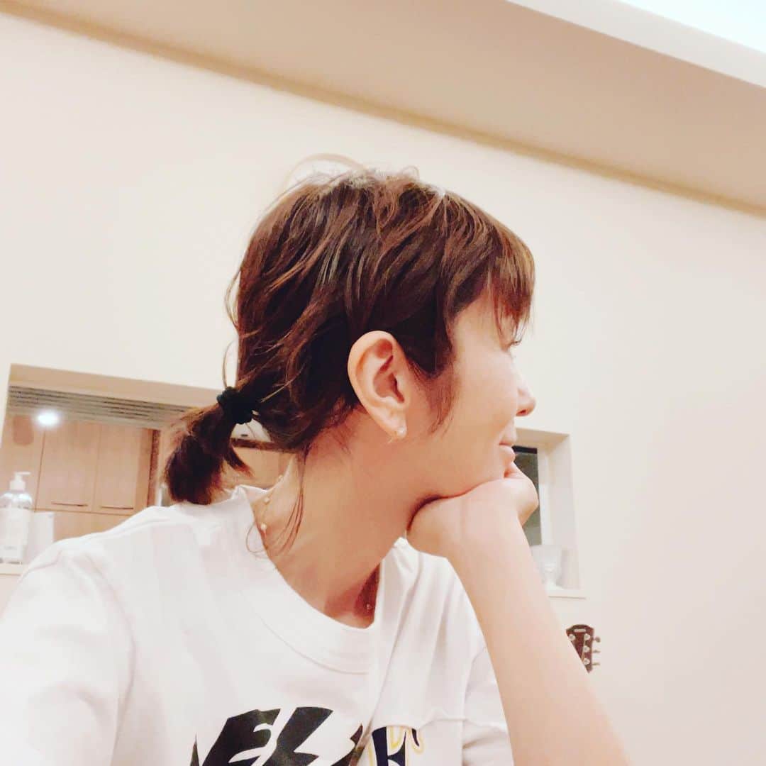 渡辺満里奈さんのインスタグラム写真 - (渡辺満里奈Instagram)「髪、結わけるようになったことをご報告します。  ★ #世界一いらない報告 #でももう切りたい #バッサリいきたい衝動にかられている」7月25日 20時41分 - funnyfacefunny