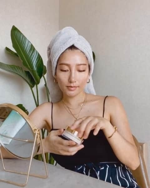HARUEのインスタグラム：「@dolcegabbana 🌴  華やかなパッケージが可愛い DOLCE&GABBANAのソーラーグロウシリーズ🐚  ドルガバコスメ専属ライターとして 新発売のファンデーションとチークを試してみました✨  軽い付け心地のクッションファンデーションはSPF50 PA+++で日差しが強いいまの時期にぴったり🌞  微粒子のパウダーはテカリもしっかり抑えてくれるからお直しにも👌🏼  これから夏にぴったりなドルガバコスメ🌴  ぜひ試してみてね🤍  #ドルガバコスメ #ソーラーグロウ #ドルチェスキン #PR」