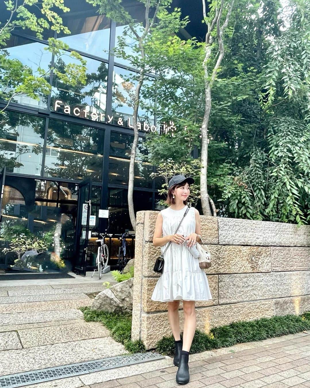 のインスタグラム：「・ 🌩マークの日は @mizuno_lifestyle SUPPORTED BYの レインシューズで対策🤍🖤 レインブーツみたいに重くないし シューズ内で足がずれない設計になっているから 本当に歩きやすくて軽い✨ ミズノのランニングシューズ同等の 履き心地と言われているんだよ😳👟 コーディネートの邪魔もしなくて たとえ雨が降らなくても これなら恥ずかしくない☺️❣️ ちなみにとってもコンパクトな折り畳み傘も mizunoのものです🌂 サブバッグにポイっと入れておくだけで安心💓  https://www.mizuno.jp/walking/supportedby/rain_shoes/   #153cmコーデ #おちびコーデ #おちびの輪 #Sサイズコーデ #ままコーデ #ママコーデ #ママライフ #2020年ベビー #女の子ママ #女の子ベビー #セントルーニー #strooney #supportedby #RAINSHOES #mizuno_lifestyle #mizuno #ミズノ #PR」
