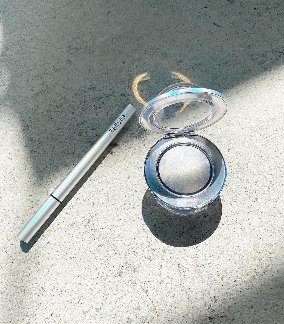 黒田りさのインスタグラム：「💫 . @zeeseacosmetics  . 中国コスメのzeeseaに 新作　惑星ハイライトが登場！🪐💫 . 以前、パーソナルカラー診断で、私はブルベの夏だったので、 ブルベに合う惑星ハイライトのMBマーキュリーブルーと ダイヤモンドカラーアイライナーNW乳白ホワイトを 使ってメイクしてみました💘 . 惑星ハイライトはまず見た目がかわいい！ 土台が付いてくるからお部屋に飾れる✨ . 手触りは、さらっとしていて ラメの粒子が細かく、手や筆でさらっと肌に乗せやすいよ〜！ 目の下に付けると、薄いヴェールに包まれる感じ。 一気に艶感と透明感が増して、 夏にぴったりのハイライトだと思いました🥺 . アイシャドーとしても使えるし この夏大活躍間違いなしです👌🤍 . それから、アイライン！ 乳白色で肌馴染みがよく白浮きしないのに発色が秀逸によいの…！ . ホワイトラインいくつか使ったことあるんだけど ペンキみたいに塗った感出過ぎたり、逆に付かなかったり… 技術がいるなあって思って挑戦出来なかったんだけど これがめちゃくちゃ塗りやすくて簡単👏✨ . 朝から外に出て、汗もかいたりしたんだけど 一日中落ちなくて綺麗なラインが簡単に書けて、感動した🥺🤍 . この日は、惑星ハイライトをまぶたと目の下、鼻筋に忍ばせて アイラインを目尻にちょこんと描いてみたよ🤍 . 夏の日差しが味方してくれて ツヤキラして可愛かった〜😍 . 以上、暑い夏こそ、涼やかなメイクで おしゃれしたいみなさんへ くろりさおすすめコスメでした🤍 . #zeesea #ZEESEAトリセツ #ツヤビーム #中国メイク #中国コスメ #ハイライト #白ライナー #白ライナーメイク #ブルーベース #ブルベ#ブルベ夏#ブルベ夏コスメ #ブルベメイク」