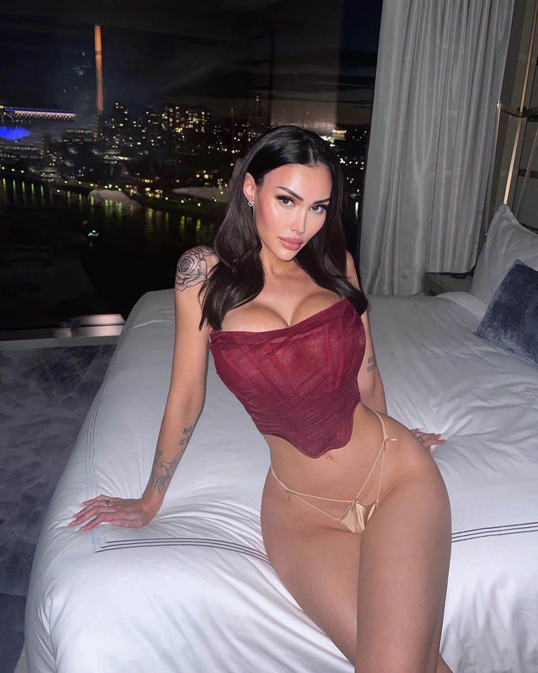 ANNELESE MILTONのインスタグラム：「Late night snack 🍕 @fashionnova fashionnovapartner」