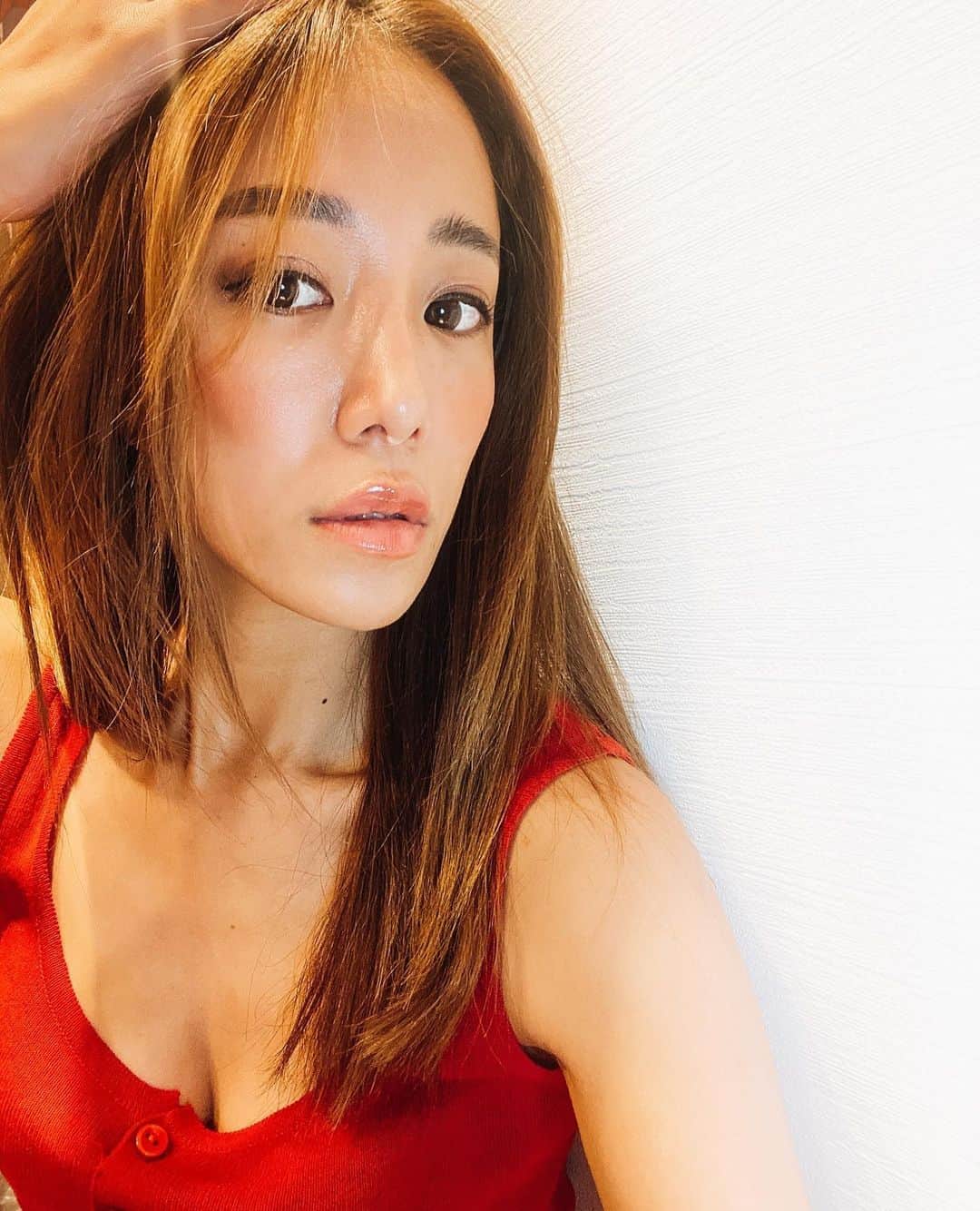 福井仁美さんのインスタグラム写真 - (福井仁美Instagram)「最近の肌事情。  @yuumi_seimiya が教えてくれた資生堂のアルティミューンを、美容液コレクションに追加しました。  肌にしっかりなじむ感じと、翌朝のハリ感がすごくわかる。  普段から仕事柄いろいろ試しているので、んー悪くないけどまぁまぁかなっていう感想が正直多い中 海外ブランド多めのパウダールームですがこれはひさびさにドメスティックで大ヒット。  なんだか肌が調子いい！これが1番感じた感想💋 @shiseido_japan   #アルティミューン #shiseidoginzatokyo #コスメマニア  #スキンケア　#pr #美容垢  #ひっとんが好きなもの」7月25日 12時44分 - hitton28