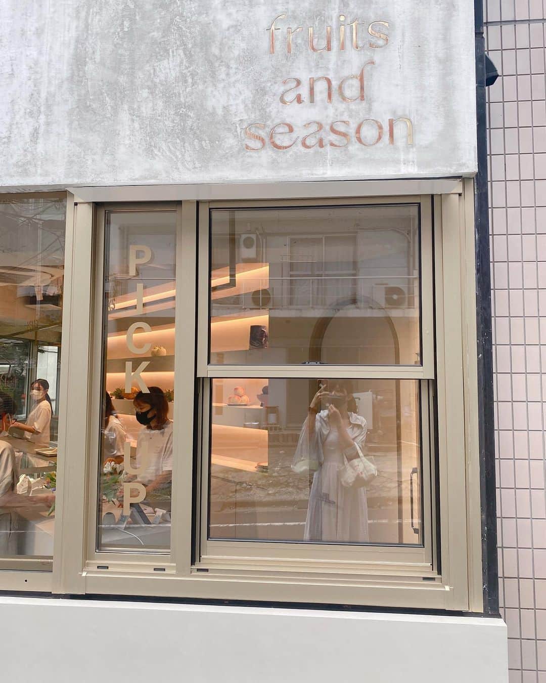 熱田久美のインスタグラム：「みなさま、こんにちは🕊🕊 今日も暑い~~~☀︎こんな日はかき氷…も食べたいけど、 しっかり甘いもの食べたくなる🙄 #fruitsandseason のフルーツサンド、 季節の🍇も気になります！(2.3枚目)  ちなみに前回書ききれなかったけど… 〔fruits and season〕は日本初のヴィーガンフルーツサンド専門店ということで、豆乳をベースにした自家製クリーム、 オリジナルの豆乳パンを使用してます𓂃 ✿𓈒𓏸 なんと、カロリーが通常のフルーツサンドの約1/3程度なの！ 罪悪感のないフルーツサンド最高です😳😳😳  もちろん味も美味しいからすごい😳🍓 ・ #くぅかふぇ #カフェスイーツ部 #フルーツサンド専門店」