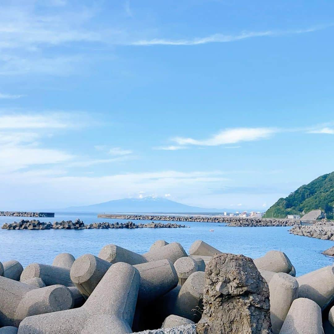 早瀬あやさんのインスタグラム写真 - (早瀬あやInstagram)「庄内の夏はいいぞ。  海でも山でも川でも遊べるし、夏といえば岩牡蠣とだだちゃ豆がとびきり美味しいし、夕暮れはピンク色に染まった雲と、耳を澄ますとヒグラシの鳴き声が聞こえるのでとても風情を感じられます🎐  ※過去pic #山形県#庄内#遊佐町#地元」7月25日 13時39分 - hayase_aya