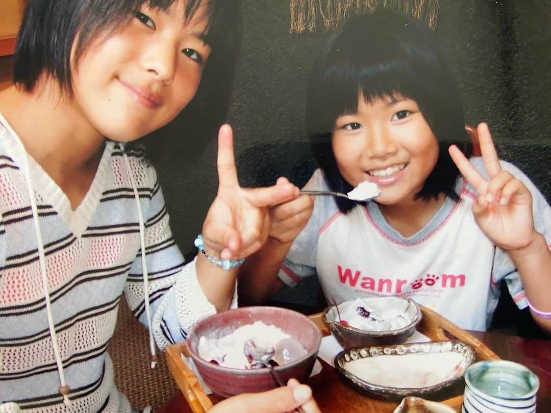 宮本佳奈のインスタグラム：「＊ ＊ またまた懐かしい写真を 引っ張りだしてきました🤣笑 ＊  小学校高学年くらいの頃。 ＊  毎年夏休みに出かける 家族旅行が楽しみでした💓 ＊  この時は、 鹿児島名物のかき氷を食べています😋 ＊  ちなみに右は妹です❣️ ＊  ということで、 明日26日(月)の『スイッチ♪音Time』 メッセージテーマは 「我が家の恒例行事」です🌱 ＊  特別な行事でも、 日常の中の独特なルールや習慣でも、 あなたの家の「恒例」を教えてください✨ ＊  MRTラジオで お昼12時から放送です！ ＊  たくさんのメッセージ、 お待ちしています🌻 ＊  #家族旅行 #夏の恒例 #恒例 #恒例行事 #family #夏休み #鹿児島 #かき氷 #懐かしい #懐かしい写真 #妹 #アナウンサー #メッセージ #ラジオ #radio」