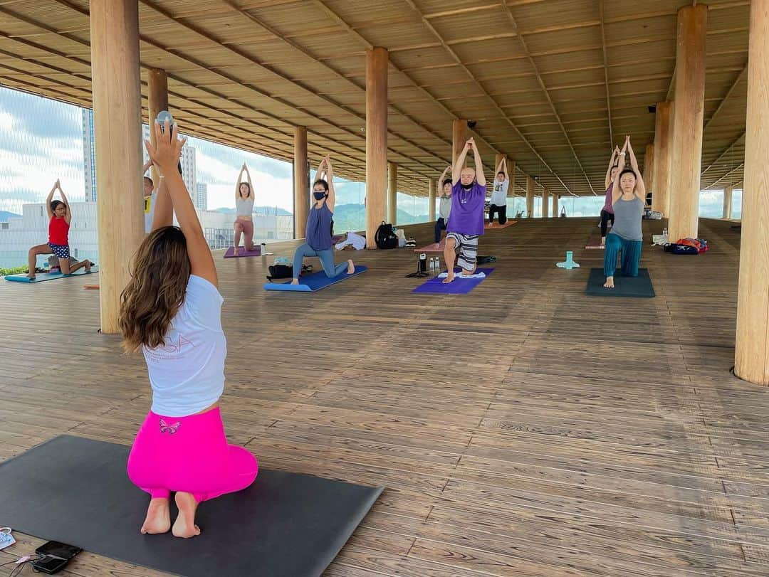 大下瞳美さんのインスタグラム写真 - (大下瞳美Instagram)「2021.7.25(sun)  世界につながるRiverDo!  PADDLE for PEACE  & YOGA for PEACE  What's PADDLE for PEACE? 広島は被曝76年を迎え、次の節目の100年に向けて新しいステージに向かって行きます。75年間は草木も生えないと言われた被曝の惨禍を乗り越えて来た市民の底力や、平和の力を"漕ぐ" という行為をとおして世界に発信しましょう。広島のパドラーと日本中、世界中のパドラーが思いを共にして川や海や空の繋がりを讃える。漕げば漕ぐほど平和な気持になったり街がきれい になる活動です。  ヨガでは朝8:30から4連休の忙しい中お集まりいただきありがとうございました🙏😌✨  早朝のおりづるの丘でのヨガはまさに天然のBGMに天然扇風機  YOGAforPEACEでは、 肉体の浄化が自己の平和を見出すということで冒頭はＳＨＡＮＴＩＭＡＮＴＲＡからスタート。  何か事を始める前に唱えることで、その人がクリアな状態でスタートできるよう、その人の障害物を取り除いていくとされています。例えばヨガを始める前に唱えれば、ヨガを始める前の浄化になります。 音の響きやバイブレーションそのものが、心や体に波及し、唱える人や唱える人の周り（環境）に落ち着きをもたらしていくものであると考えられています。  ＳＨＡＮＴＩＭＡＮＴＲＡは 最後にシャンティと三回唱えます。 1つ目のシャンティは「自分自身」  2つ目のシャンティは「自分の周りの環境、周りにいる人（家族、友人など）」  3つ目のシャンティは「すべての環境や世界中の人々」  に対して平和を祈るマントラです。  コロナになり約2年様々なことが様変わりし、世の中のいろんなことに疑問を抱くようになった現社会。 私達ができる平和とはただ祈るのではなく、学び経験していくこと。自然に耳を傾けナチュラルな流れに身を任せることのできる強さを身につけること。  自然に近い生き方ができるようになることが何事にもぶれない生き方に変わります。  1人1人が自分の足で立つ(自立)ことのできる社会になりますように。  本日お越しになられた皆様、朝早くからありがとうございました。  HITOMI  #yogaforpeace #yogaevent #yogalover  #yogamovement  #yogalife  #yogateacher #riverdo #ヨガイベント #ヨガピース #ヨガライフ #ヨガ講師 #おりづるタワー #広島ヨガ #広島観光  #広島市  #725 #水辺 #サップヨガ」7月25日 14時24分 - hitomiooshita