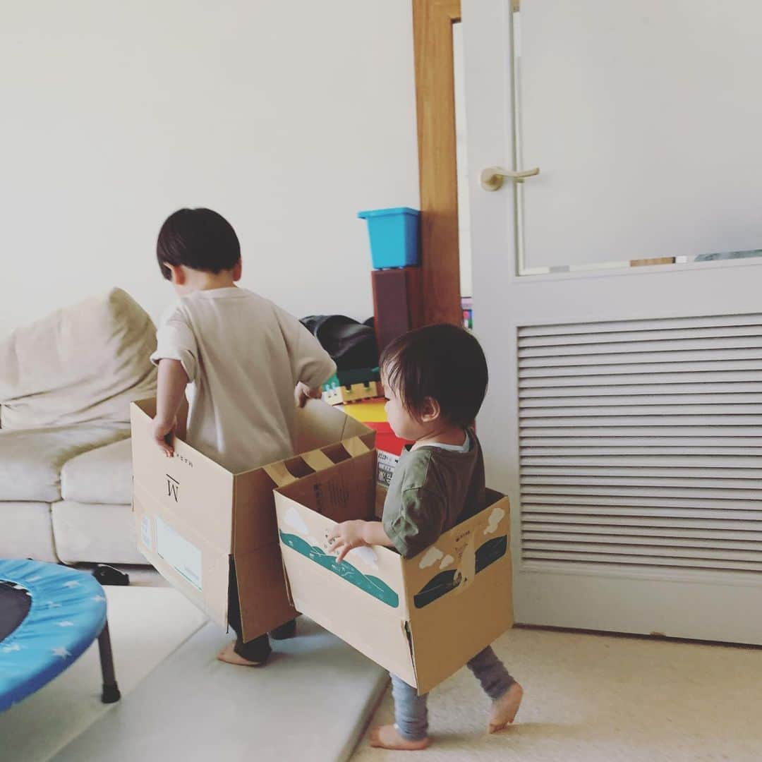 安田美沙子さんのインスタグラム写真 - (安田美沙子Instagram)「昨夜母ちゃんは、下の子と遊んでしゃがもうとした瞬間、はんなのケージで尾骶骨を強打しました。笑  ちょーうど真ん中🤣 座るとまだ激痛なので冷やしながら。笑 かっこ悪過ぎて笑っちゃいました🤣  でも容赦なく元気な2人は、電車ごっこをしたり、メイク道具をひっくり返したり、思い思いに遊んではります。  兄の動物園が可愛すぎて癒された❤️動物さんたちがお話してるみたい🌈色んなものが作れるようになったなぁ🥺  #brothers #boys #train #drawing #block  #4yearsold #17monthsold   こちらにキリンさんとの記事が公開されてます。良かったら見てください✨  https://hugmug.jp/pickup/99352」7月25日 14時40分 - yasuda_misako