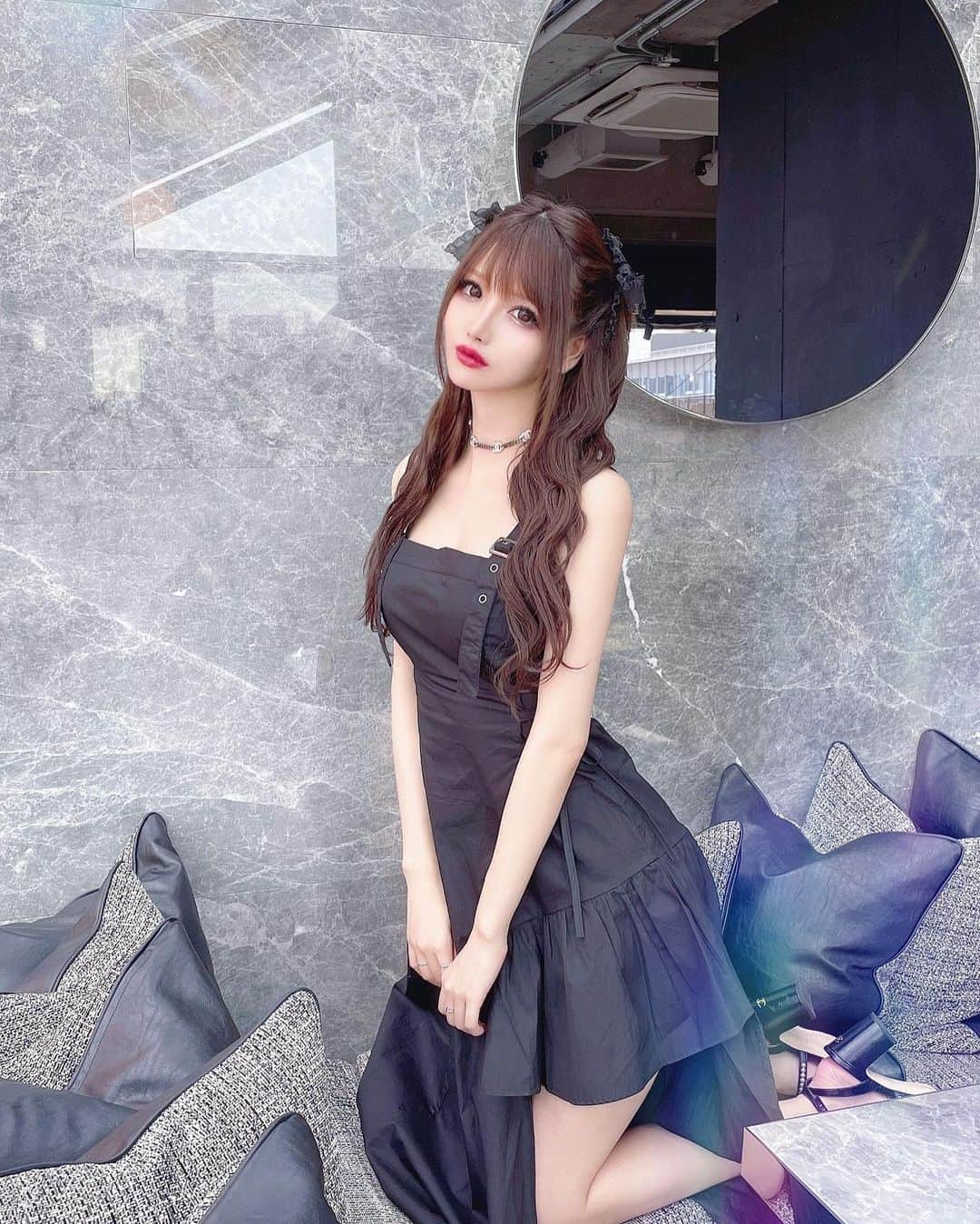 のインスタグラム：「ひょこ🖤  #黒コーデ#ハーフツイン#キャミワンピ」