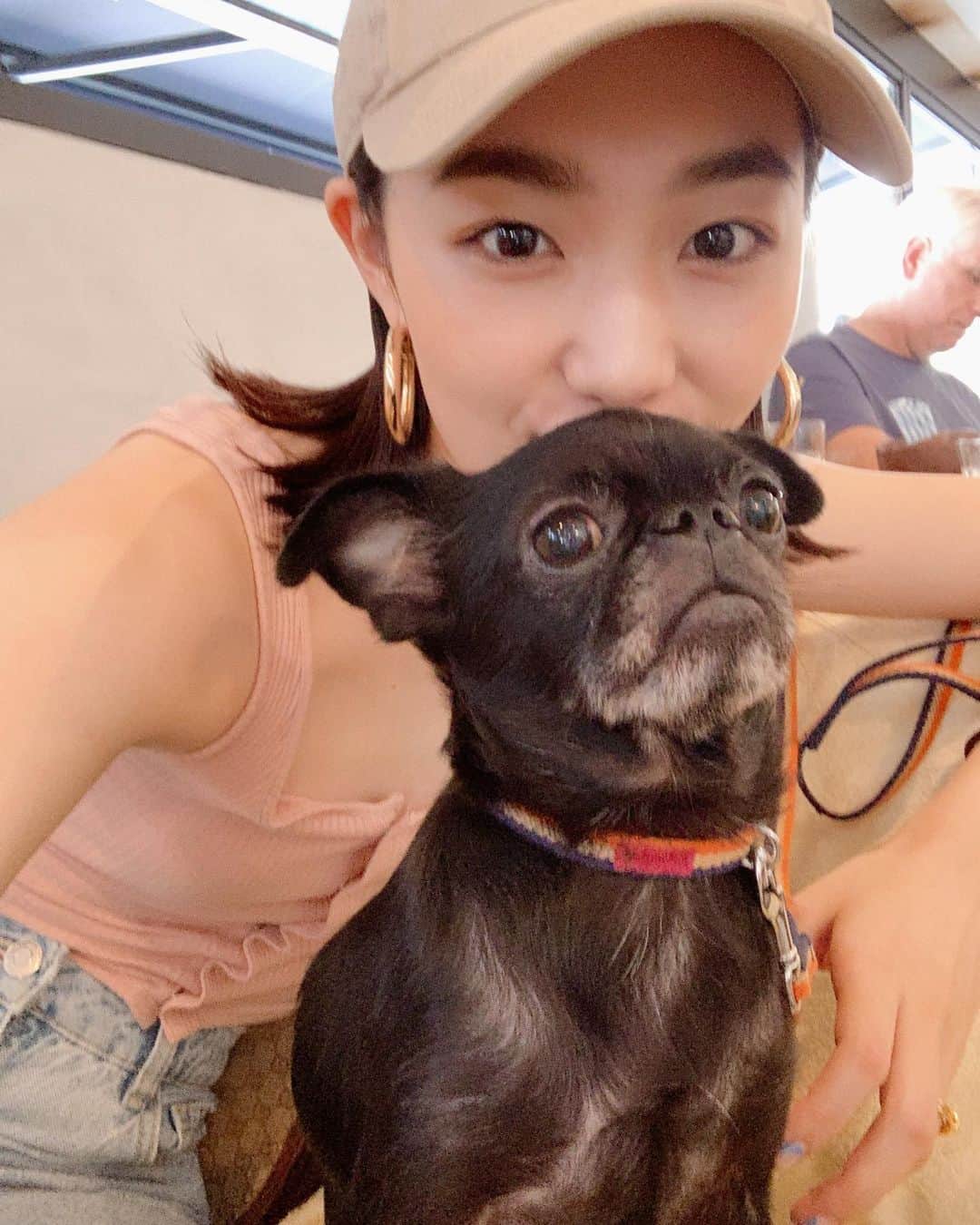 のインスタグラム：「・ ワンとの休日❤️ ワンはママの方見てます😚」