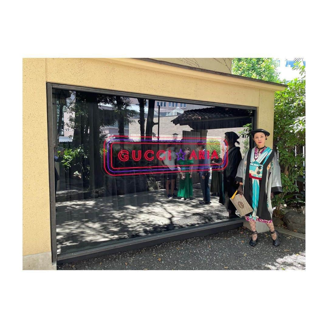 吉田羊さんのインスタグラム写真 - (吉田羊Instagram)「GUCCI ARIA COLLECTIONにご招待頂き、 九段ハウスに行ってまいりました。  陽の光が燦々と降り注ぎ、緑豊かな中庭を吹き抜ける風が火照った頬をさます気持ちの良い旧屋敷。この建物、元は山口萬吉さんという方の、昭和2年に建てられたスパニッシュ様式の大邸宅。東京のど真ん中に、こんな趣のあるレトロ建築があるとは。  大理石の階段や和室、半室内のベランダに半円窓、大食堂に応接間と、調べてみると見どころ満載の有形文化財ですが、今回はGUCCIによる装飾のため見れるのはエントランスと中庭のみ。いつか一般公開などがあれば是非全貌を拝見したいものです。  さて、今回のコレクションは、GUCCI100周年を祝うコレクション。創設者グッチオ・グッチが働いていたというロンドンのホテル「SAVOY」にオマージュした架空のナイトクラブ「SAVOY CLUB」が舞台。迷路さながらの暗い廊下と怪しげなネオン色の照明が雰囲気を盛り上げていました。バレンシアガとの初コラボもあり、「コロナで分断されがちな今だからこその発想だと思います」という担当Mさんの言葉が印象的。  「羊さん、ぜひお着物で！」 とMさんにリクエストをいただいたので、 「夏着物×GUCCI」の羊コーデで参上。大層喜んでくださったスタッフの皆さんの笑顔を見ながら、ああ、やっぱり着物は、着るだけで人を幸せにするのだなぁとしみじみ。私自身も、久しぶりにお遊びコーデを考えるのがとても楽しかったことよ。キモノらぶ。  さてと、 夏のお出かけも出来たし、  セリフ覚えるか。（超現実）  I coordinated "Kimono x GUCCI" and saw the GUCCI ARIA COLLECTION held at Kudan House!  The event space has a very retro atmosphere and is valuable as a cultural property, and it was an exciting show including that.  It was fun to see the special show and playfully coordinate myself for the first time in a long time!  #gucci #ariacollection #balenciaga #和洋服が好きだ #銀座結び #kimono #antique #和洋折衷」7月25日 17時07分 - yoshidayoh_official