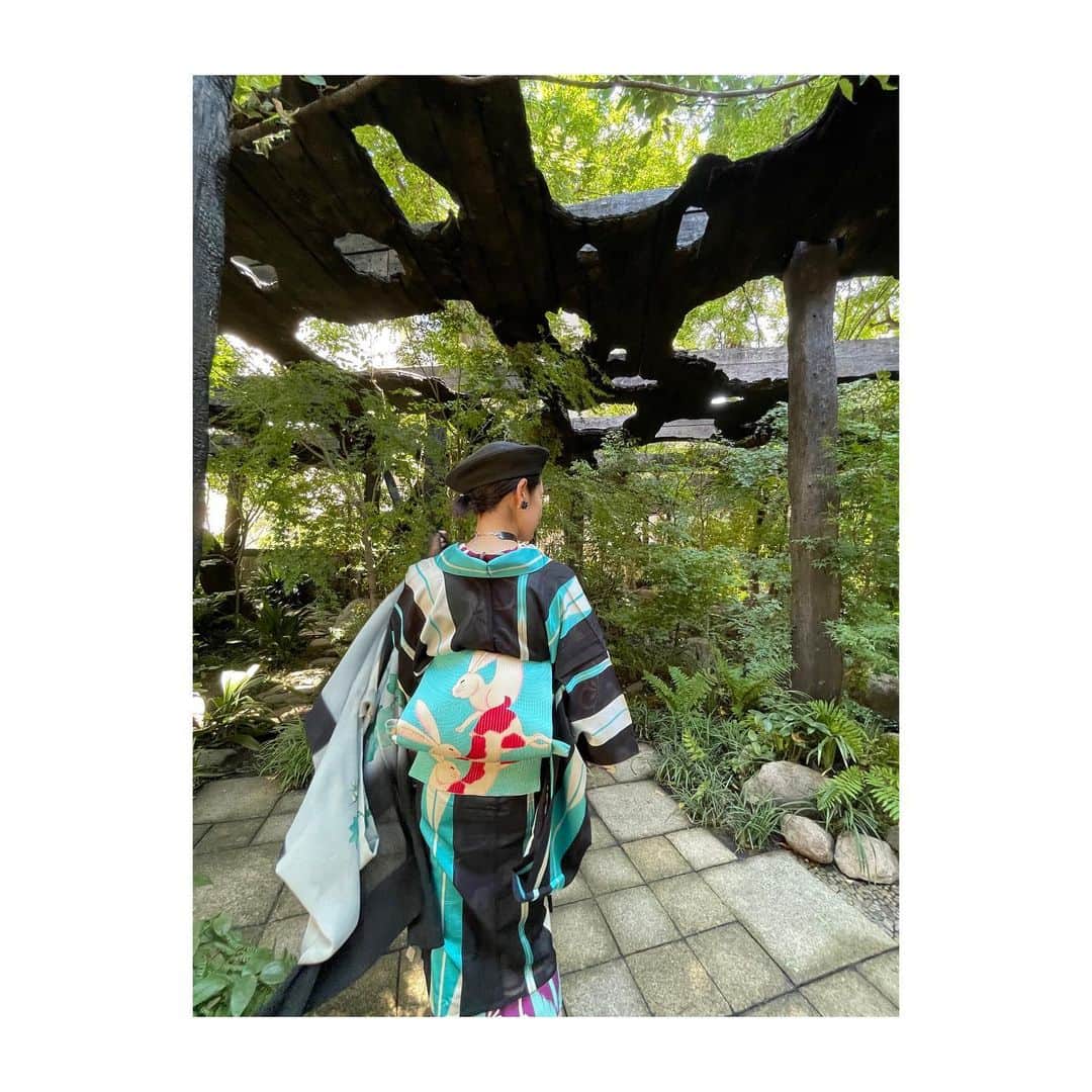 吉田羊さんのインスタグラム写真 - (吉田羊Instagram)「GUCCI ARIA COLLECTIONにご招待頂き、 九段ハウスに行ってまいりました。  陽の光が燦々と降り注ぎ、緑豊かな中庭を吹き抜ける風が火照った頬をさます気持ちの良い旧屋敷。この建物、元は山口萬吉さんという方の、昭和2年に建てられたスパニッシュ様式の大邸宅。東京のど真ん中に、こんな趣のあるレトロ建築があるとは。  大理石の階段や和室、半室内のベランダに半円窓、大食堂に応接間と、調べてみると見どころ満載の有形文化財ですが、今回はGUCCIによる装飾のため見れるのはエントランスと中庭のみ。いつか一般公開などがあれば是非全貌を拝見したいものです。  さて、今回のコレクションは、GUCCI100周年を祝うコレクション。創設者グッチオ・グッチが働いていたというロンドンのホテル「SAVOY」にオマージュした架空のナイトクラブ「SAVOY CLUB」が舞台。迷路さながらの暗い廊下と怪しげなネオン色の照明が雰囲気を盛り上げていました。バレンシアガとの初コラボもあり、「コロナで分断されがちな今だからこその発想だと思います」という担当Mさんの言葉が印象的。  「羊さん、ぜひお着物で！」 とMさんにリクエストをいただいたので、 「夏着物×GUCCI」の羊コーデで参上。大層喜んでくださったスタッフの皆さんの笑顔を見ながら、ああ、やっぱり着物は、着るだけで人を幸せにするのだなぁとしみじみ。私自身も、久しぶりにお遊びコーデを考えるのがとても楽しかったことよ。キモノらぶ。  さてと、 夏のお出かけも出来たし、  セリフ覚えるか。（超現実）  I coordinated "Kimono x GUCCI" and saw the GUCCI ARIA COLLECTION held at Kudan House!  The event space has a very retro atmosphere and is valuable as a cultural property, and it was an exciting show including that.  It was fun to see the special show and playfully coordinate myself for the first time in a long time!  #gucci #ariacollection #balenciaga #和洋服が好きだ #銀座結び #kimono #antique #和洋折衷」7月25日 17時07分 - yoshidayoh_official