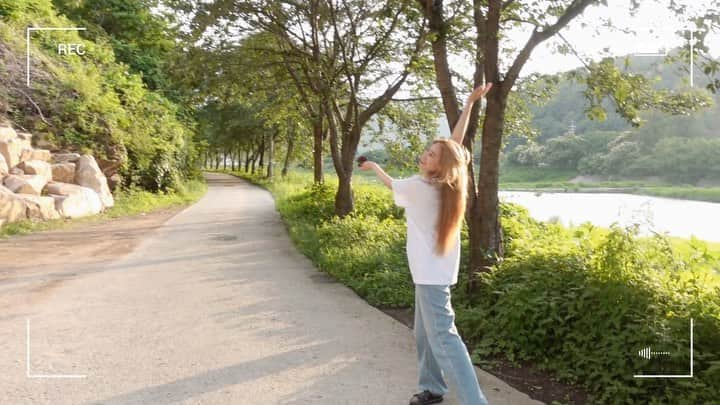 ダへ のインスタグラム：「절친들과 햄볶는 글램핑여행🤍 안녕하세용 다혜예욧😆  이번 브이로그는 캠핑 브이로그입니다🔥🔥 벌써 다녀온지 한달이 되었는데 이제야 업로드를,,,, 이젠 가고 싶어도 갈 수가 없네요ㅠㅠㅠ 덥고 답답한 주말 제 영상과 함께 힐링하시길 바래요🙃 힣  #글램핑#글램핑장#캠핑브이로그#글램핑브이로그#가평#캠프파이어#글로렌스#글램핑장⛺️」