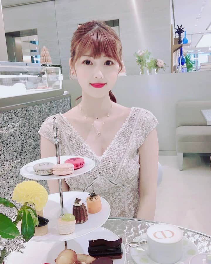 松尾友加里のインスタグラム：「☕️DIOR CAFE💐 herliptoのフローラルドレス を着てアフタヌーンティー🫖 動画も見てね〜🎬🥺 楽しかったなぁ〜💓ぎこちな〜い笑❤︎ _ _ _ _ _ ❤︎_ _ _ _ _ #dior #ディオールカフェ銀座  #herlipto #フローラルドレス  #アフタヌーンティー  #herlipto好きな人と繋がりたい  #アレンジ動画 #diorカフェ  #instagood #instagram #bestofhlt2021」