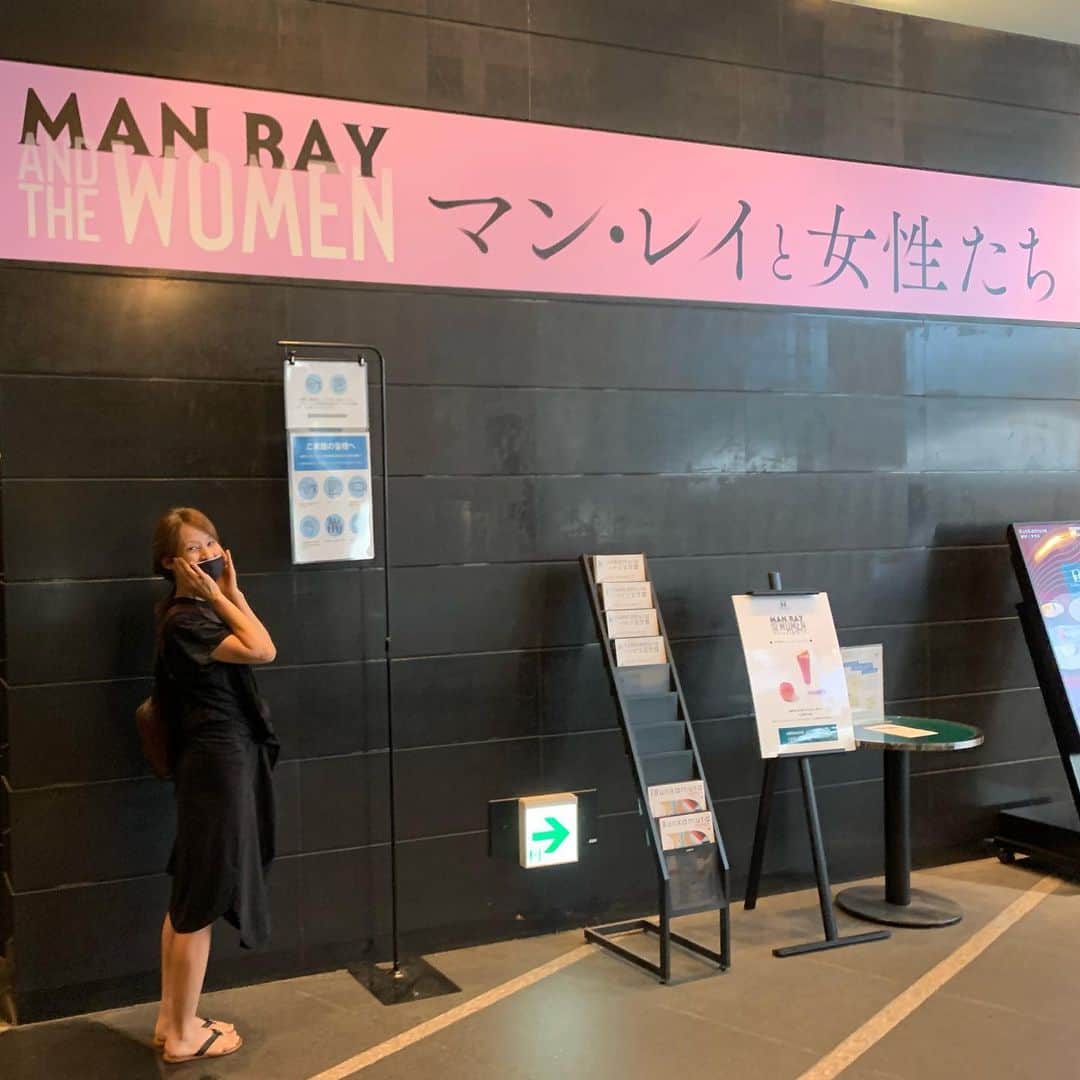 花田美恵子さんのインスタグラム写真 - (花田美恵子Instagram)「4連休の最終日㊗️  Bunkamura ザ・ミュージアムで開催中の 『マン・レイと女性たち』 作品展に行ってきました  当日でしたが オンラインで入場日時予約してから行ったので 入館もスムーズに、 快適に観ることができました  誰もが「見たことある！」ってなるに違いない有名過ぎる写真の数々だけでなく 女性をテーマにした様々な作品が展示されていて 連休の〆にふさわしい 大満足の時間を過ごすことができました  2人で久しぶりのお出かけだったので 彼に写真をお願いしたら...  思いっきり目を閉じてたり 大事な背景が切れてたり 不採用の写真ばっかりで驚き😵 の一枚です💦  コロナ禍だけど 楽しい夏の思い出ができました☀️  #tokyolifestyle #art #musium #exhibition  #manray #photography  #渋谷 #マンレイ #マンレイと女性たち #アート #作品展」7月25日 18時24分 - hawaiimieko