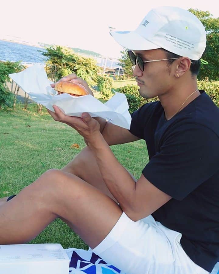 梅野源治のインスタグラム：「スポンサーご支援いただいている【Airs BURGER CAFE&DELIVERY】で🍔をget 美味すぎる👌 #お台場でチルりました @airs.burger.cafe」
