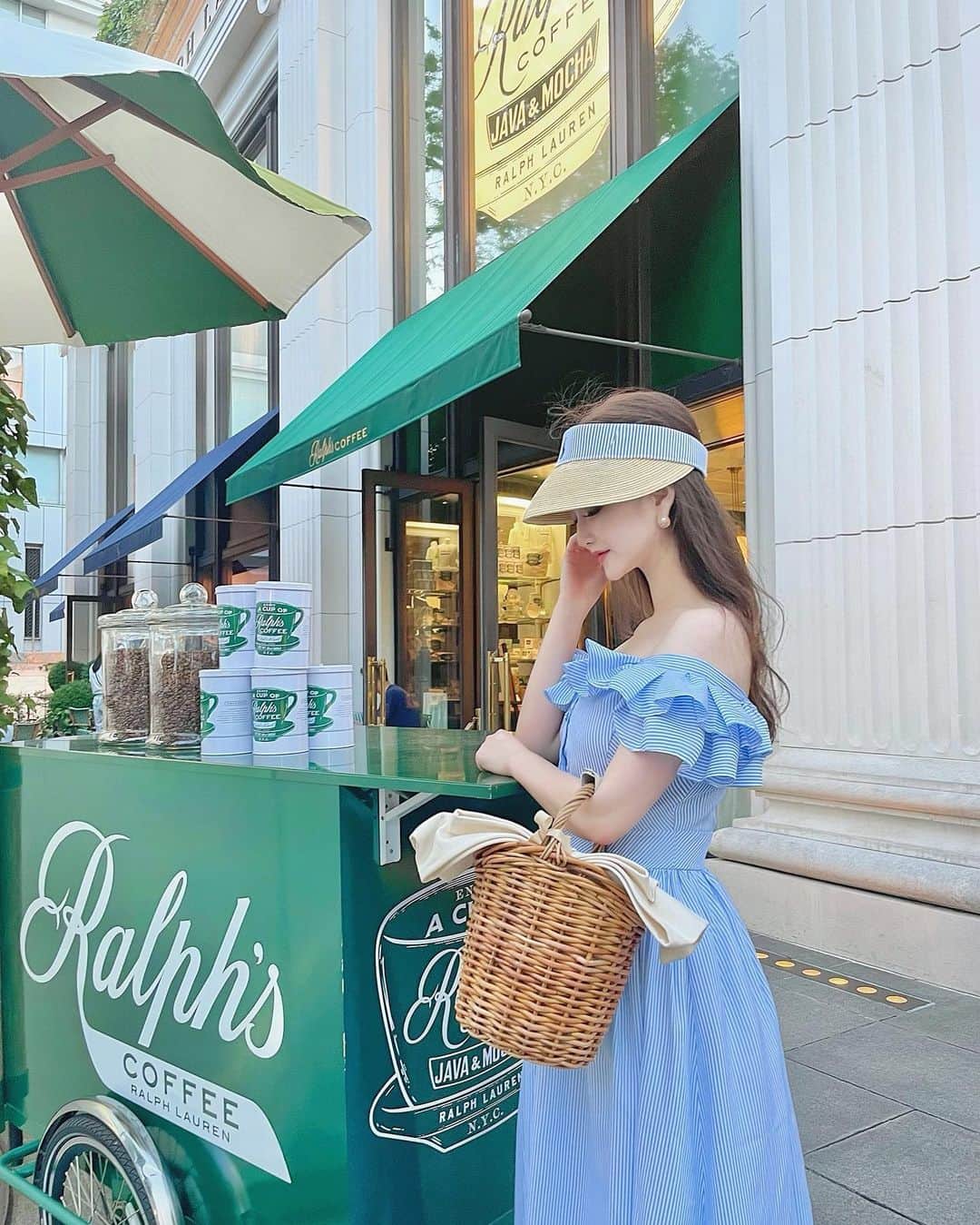 のインスタグラム：「🇺🇸 いつか𝑅𝐴𝐿𝑃𝐻’𝑆 𝐶𝐴𝐹𝐸 へ立ち寄った日 ポロのお気に入りサンバイザーコーデで伺いました🐴🧢 ・ 母が好きで子供の頃からお世話になっているラルフは お洋服から小物まで気づけば沢山持っています♫ この日も色々持ち合わせてました🧸 ・ ワンピースはお勉強中の試作品です♫ フォロワーの皆様はどこでお洋服を購入しますか？ こういったワンピースを発売したら着たいって 思ってもらえるかな？？🤭💕 率直なご意見お伺いできたら嬉しいです✨ ・ ■ 𝑅𝐴𝐿𝑃𝐻’𝑆 𝐶𝑂𝐹𝐹𝐸𝐸 𝑂𝑚𝑜𝑡𝑒𝑠𝑎𝑛𝑑𝑜  ラルフズコーヒー表参道 / @ralphscoffee 東京都渋谷区神宮前4-25-15 明治神宮前駅から317m ・ ・ #ralphlauren  #ralphscoffee  #poloralphlauren  #ラルフローレンカフェ  #ラルフローレン」