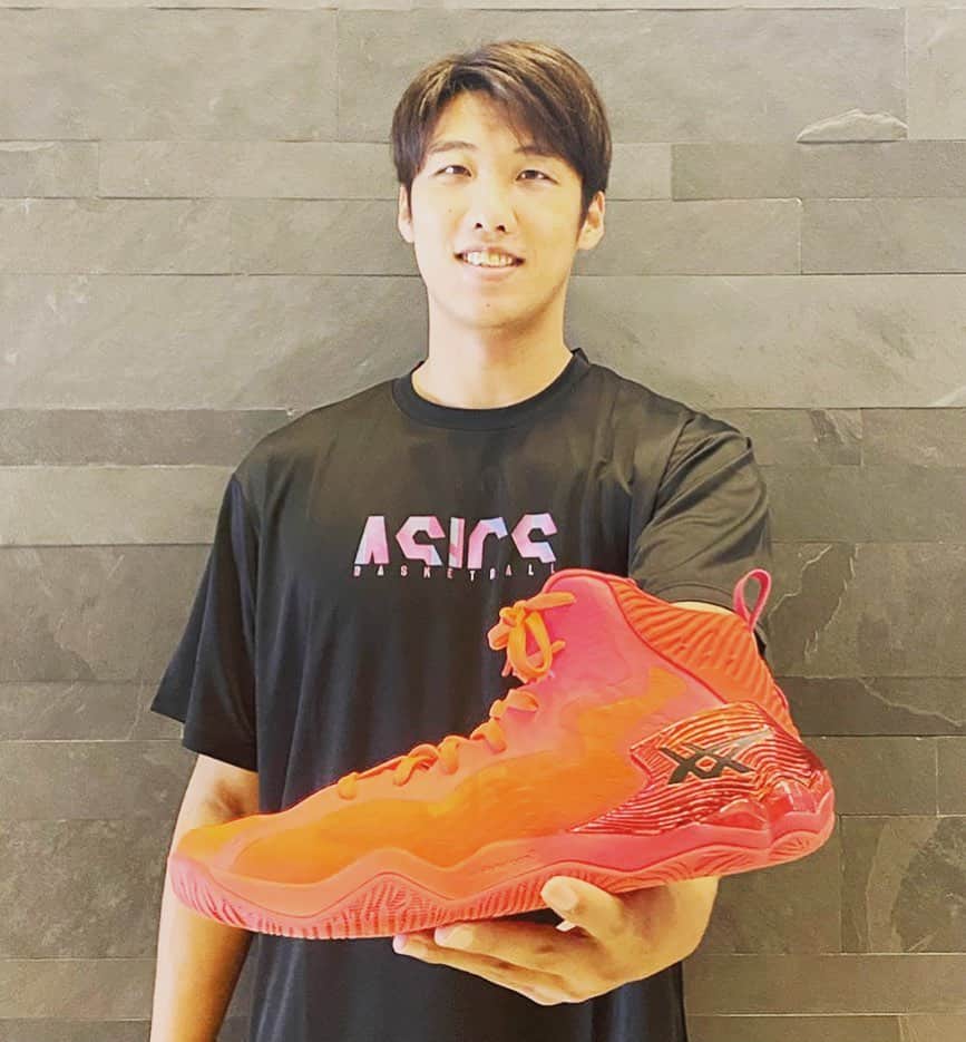 張本天傑のインスタグラム：「いよいよ明日から本戦です！ こちらのNOVA SURGEサンライズレッドカラーと共に戦います！  応援よろしくお願いします。 #ASICS #NOVASURGE」