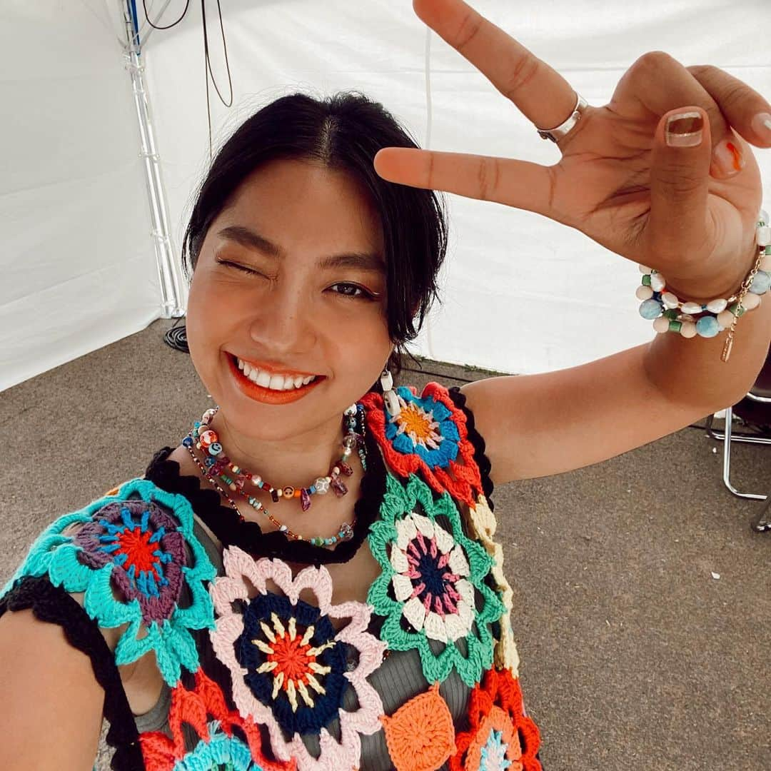 Rihwaさんのインスタグラム写真 - (RihwaInstagram)「KUSHIRO KIRI FESTIVAL 2021 今年初の野外での夏フェス！！！！！😭❤️🙏🏽🌈✨✨ 生ライブが自分にとって、無くては生きていけない存在だって、つくづく感じました。 愛してる。 こんな素晴らしいステージに立たせてくれて、ありがとうございます！！！！！ 霧フェス。当日も名前の通り、霧！だけどRihwaのステージの時、晴れちゃいました！なんだかいつもの感じで、面白かったよね！！！！🤣🌞✨ カラオケ大会のコーナーでは、審査員という初めての経験もさせていただきました！😳素敵な歌を聴かせてくれた３人とも記念撮影したよ！！！かわいいいいい！👏😍❤️✨ また釧路に歌いに来たいなぁ！！！！！🌈🌈🌈💖✨ ✨ ✨ 👗🌼🌈: @tenderperson @bbbiianca  #Rihwa #霧フェス #釧路 #道東 #北海道」7月25日 19時24分 - rihwa_official