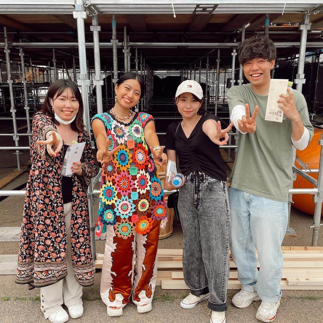 Rihwaさんのインスタグラム写真 - (RihwaInstagram)「KUSHIRO KIRI FESTIVAL 2021 今年初の野外での夏フェス！！！！！😭❤️🙏🏽🌈✨✨ 生ライブが自分にとって、無くては生きていけない存在だって、つくづく感じました。 愛してる。 こんな素晴らしいステージに立たせてくれて、ありがとうございます！！！！！ 霧フェス。当日も名前の通り、霧！だけどRihwaのステージの時、晴れちゃいました！なんだかいつもの感じで、面白かったよね！！！！🤣🌞✨ カラオケ大会のコーナーでは、審査員という初めての経験もさせていただきました！😳素敵な歌を聴かせてくれた３人とも記念撮影したよ！！！かわいいいいい！👏😍❤️✨ また釧路に歌いに来たいなぁ！！！！！🌈🌈🌈💖✨ ✨ ✨ 👗🌼🌈: @tenderperson @bbbiianca  #Rihwa #霧フェス #釧路 #道東 #北海道」7月25日 19時24分 - rihwa_official