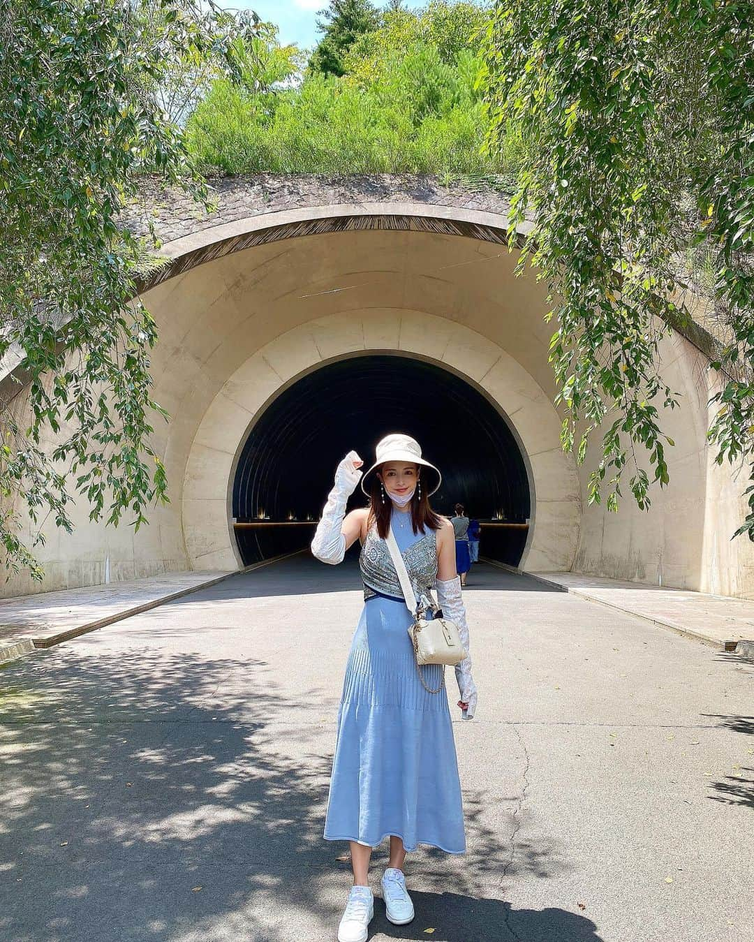 得あゆさんのインスタグラム写真 - (得あゆInstagram)「滋賀県MIHO MUSEUMへ🌱 外から観る世界と中から観る世界。 @mihomuseum.official  ・ ・ ・ ・ ・ ・ ・ ・ ・ ・ ・ ・ #mihomuseum#ミホミュージアム#トンネル#山#滋賀県#滋賀#滋賀観光#滋賀カフェ#滋賀ランチ#滋賀グルメ#ドライブ#家族旅行#お散歩#ジブリ#美術館#自然#田舎#癒し#連休#お出かけ#ママコーデ#ママファッション#子育てママ#大人可愛い#大人カジュアル#スカーフ#日焼け止め#女子旅#museum#shiga」7月25日 21時31分 - tokuayu819