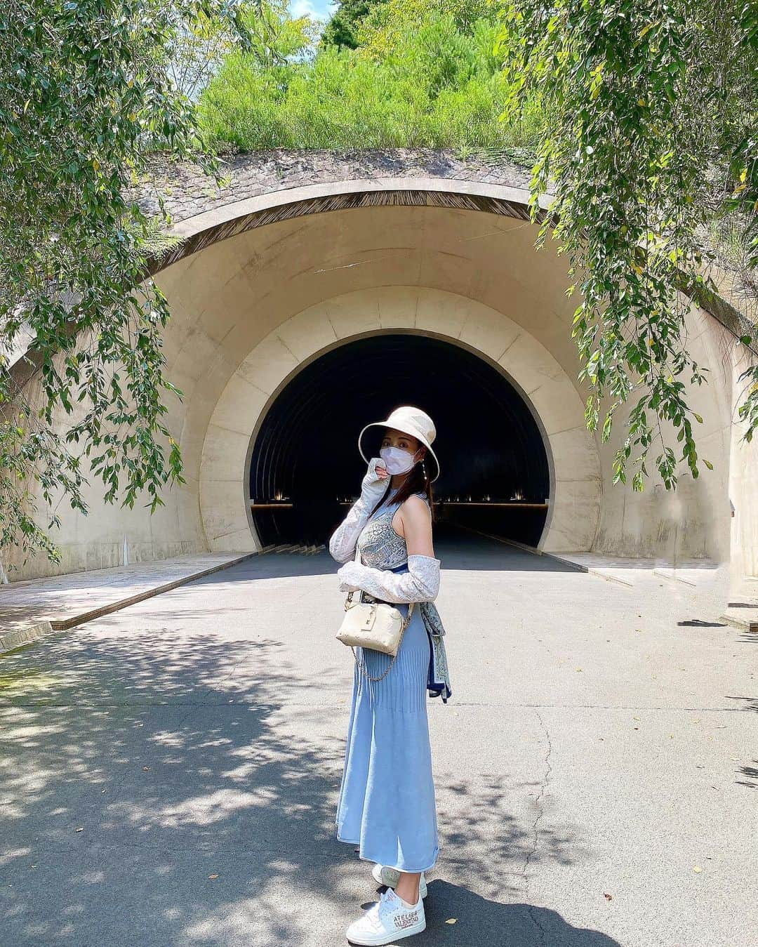 得あゆさんのインスタグラム写真 - (得あゆInstagram)「滋賀県MIHO MUSEUMへ🌱 外から観る世界と中から観る世界。 @mihomuseum.official  ・ ・ ・ ・ ・ ・ ・ ・ ・ ・ ・ ・ #mihomuseum#ミホミュージアム#トンネル#山#滋賀県#滋賀#滋賀観光#滋賀カフェ#滋賀ランチ#滋賀グルメ#ドライブ#家族旅行#お散歩#ジブリ#美術館#自然#田舎#癒し#連休#お出かけ#ママコーデ#ママファッション#子育てママ#大人可愛い#大人カジュアル#スカーフ#日焼け止め#女子旅#museum#shiga」7月25日 21時31分 - tokuayu819