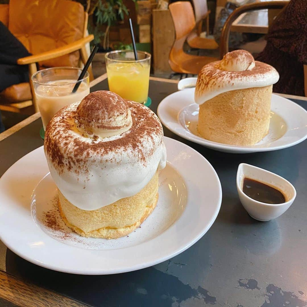 松川星さんのインスタグラム写真 - (松川星Instagram)「この前ふわっふわのシフォンケーキ食べた🧁🤎 美味しくてとろけた〜  #お一人様シフォンケーキ#ダーティーティラミスシフォンケーキ#ギフトゥユー」7月25日 21時33分 - akarin__rin