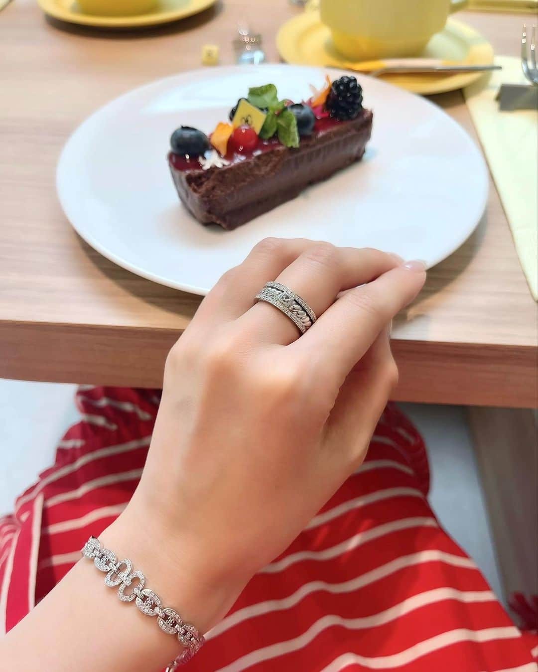 松本あゆ美さんのインスタグラム写真 - (松本あゆ美Instagram)「. HELICAL CHORD JEWELRY & CAFE💍 #giovanni のチョコレートテリーヌ🍫 . ジュエリーの写真や動画も撮ってみました💎 . . . #ヘリカルコード #helicalchord #ジョバンニ  #表参道カフェ #ヘリカルコードジュエリーカフェ  #チョコレートテリーヌ  #juwelly #diamondring #钻石 #다이아몬드반지 #ダブスタ #ダブルスタンダードクロージング  #お天気お姉さんの日常」7月25日 21時47分 - ayumi_matsumoto_1124