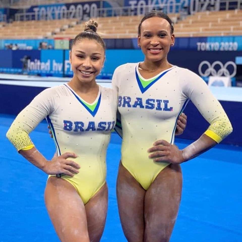 アルトゥール・オヤカワ・マリアノのインスタグラム：「Flavia Saraiva e Rebeca Andrade  VOCÊS SÃO MARAVILHOSAS. Minha inspiração, minhas amigas e pessoas incríveis que eu me orgulho muito. Obrigado por hoje! Parabéns ❤️⭐️ Parabens a toda comissão técnica. Sabemos o que passamos todos os dias. 👏🏻  Torço muitooo e mais fã de voces #rebeca #flavia #tokyo2020 #ginastica #ginasticaartisica #baile #olympics #olimpiadas   @cbginastica @timebrasil」