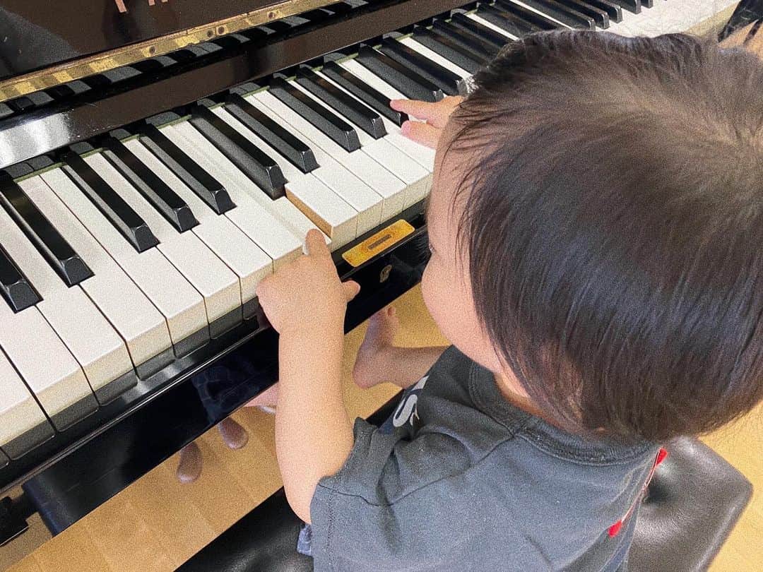 瀬戸サオリのインスタグラム：「ピアノ🎹👦🏻🤍 . 私は3才から エレクトーンを 10年間習ってたことがあって エレクトーンも楽しいから 息子にも触らせてあげたいな☁️ と思いつつ…🐏🐏  やらせてあげたいこと たくさん☺️🐕🤍 ＿＿＿＿＿＿＿＿＿＿＿＿ #ピアノ #息子LIFE #👦🏻🎹」