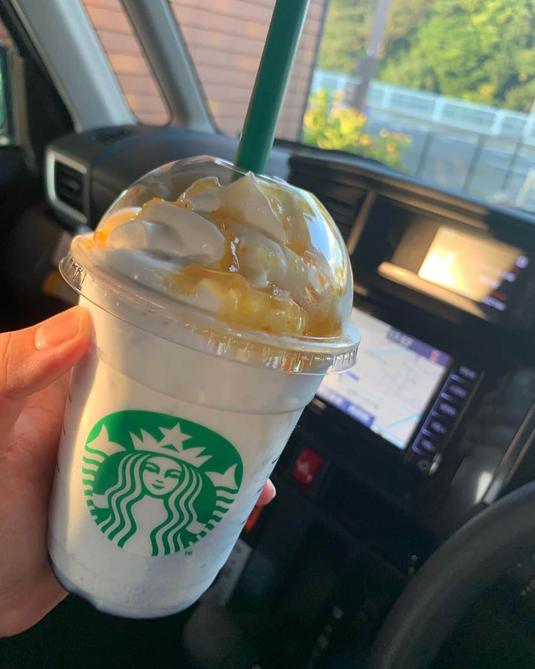 伊波まりやのインスタグラム：「神奈川のフラペチーノゲットした☺️💕💕 . サマーブルークリームフラペチーノっていうらしい🙄 シトラスとミルクの味らしいんだけどとても甘かったよ🙄 . .  #Starbucks #フラペチーノ #コーヒー #神奈川カフェ #スターバックス」