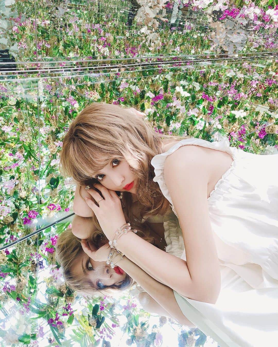 桜井莉菜さんのインスタグラム写真 - (桜井莉菜Instagram)「そーいやこの日は自分で 髪巻いたんだー🥰💓 地毛にしてから初めて巻いたけど、めちゃすぐに巻けるし この長さ楽チン過ぎる！✨ もう少し痩せたらもうちょっと短く切ろうかなって思う🥰 でも、そもそも首が短いから あんまりショートは似合わないんだよね😂w 髪型、髪色で印象ってめちゃめちゃ変わるから毎回悩むよねー🧐☀️  #hair#hairmake#haircolor#hairstyle#ミディアムヘア#巻髪」7月25日 22時25分 - rina__sakurai