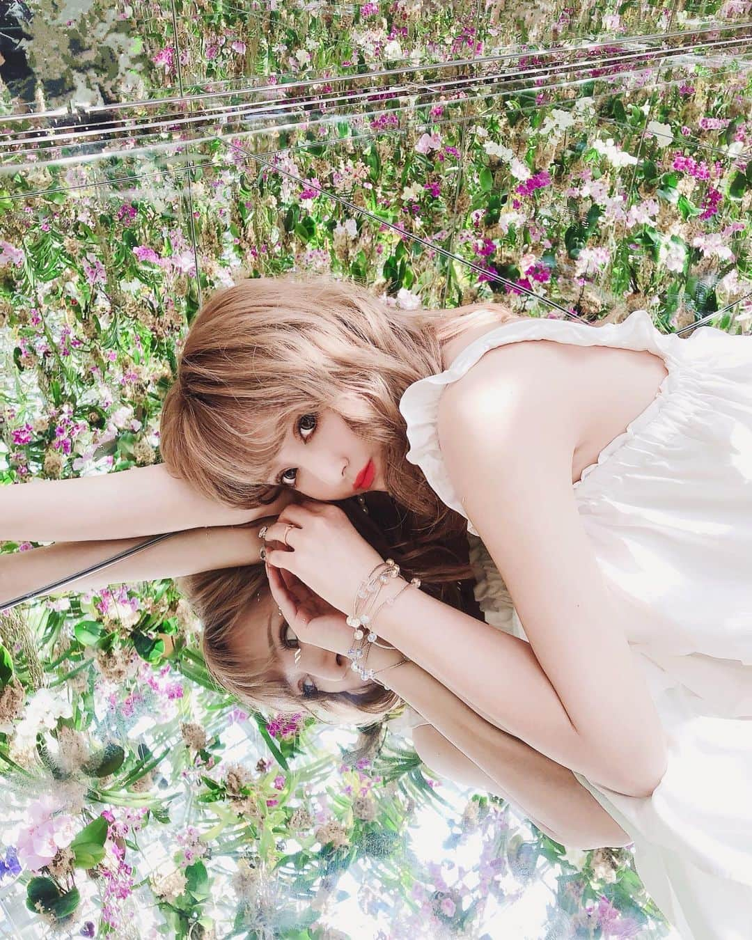 桜井莉菜さんのインスタグラム写真 - (桜井莉菜Instagram)「そーいやこの日は自分で 髪巻いたんだー🥰💓 地毛にしてから初めて巻いたけど、めちゃすぐに巻けるし この長さ楽チン過ぎる！✨ もう少し痩せたらもうちょっと短く切ろうかなって思う🥰 でも、そもそも首が短いから あんまりショートは似合わないんだよね😂w 髪型、髪色で印象ってめちゃめちゃ変わるから毎回悩むよねー🧐☀️  #hair#hairmake#haircolor#hairstyle#ミディアムヘア#巻髪」7月25日 22時25分 - rina__sakurai