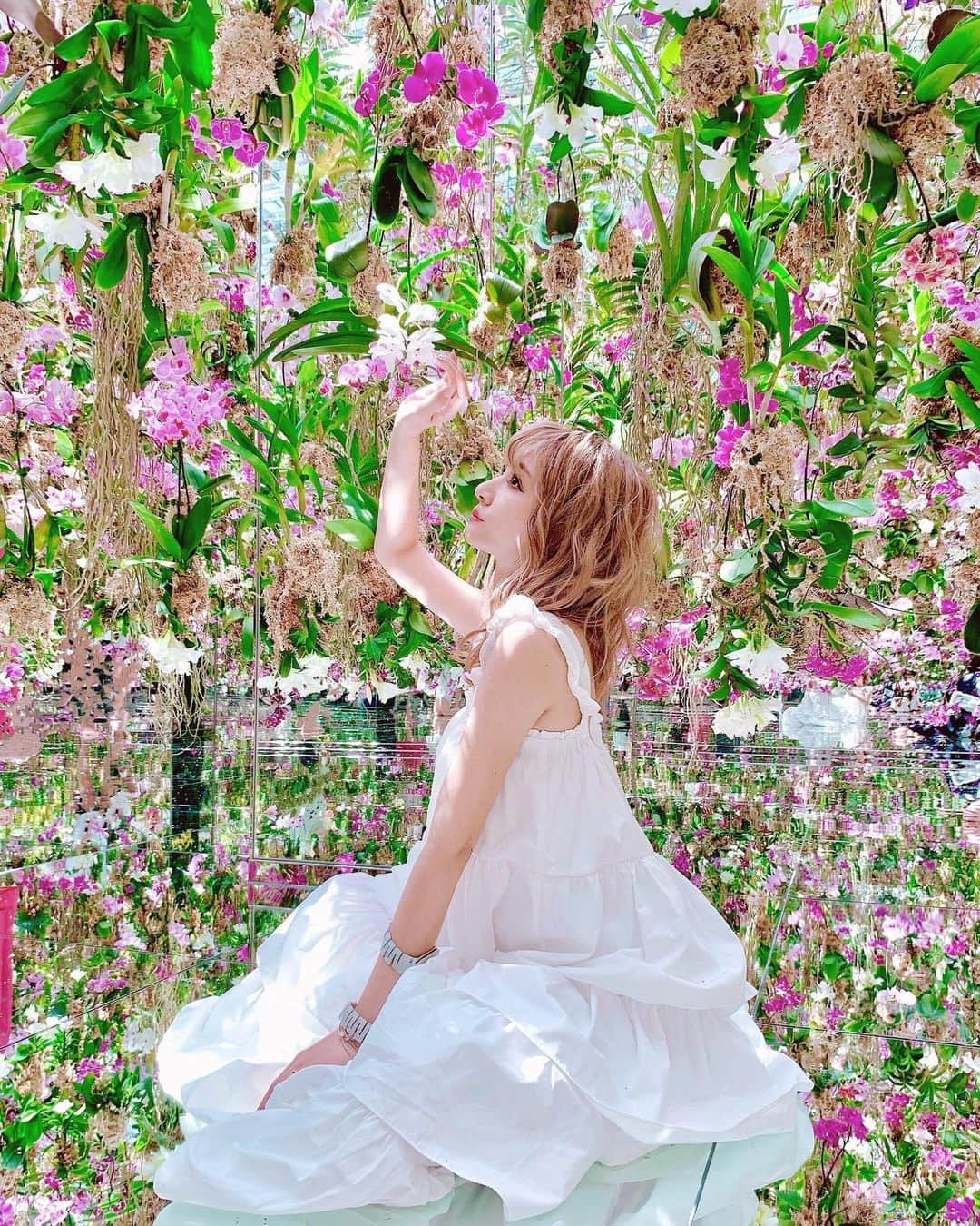 桜井莉菜さんのインスタグラム写真 - (桜井莉菜Instagram)「そーいやこの日は自分で 髪巻いたんだー🥰💓 地毛にしてから初めて巻いたけど、めちゃすぐに巻けるし この長さ楽チン過ぎる！✨ もう少し痩せたらもうちょっと短く切ろうかなって思う🥰 でも、そもそも首が短いから あんまりショートは似合わないんだよね😂w 髪型、髪色で印象ってめちゃめちゃ変わるから毎回悩むよねー🧐☀️  #hair#hairmake#haircolor#hairstyle#ミディアムヘア#巻髪」7月25日 22時25分 - rina__sakurai