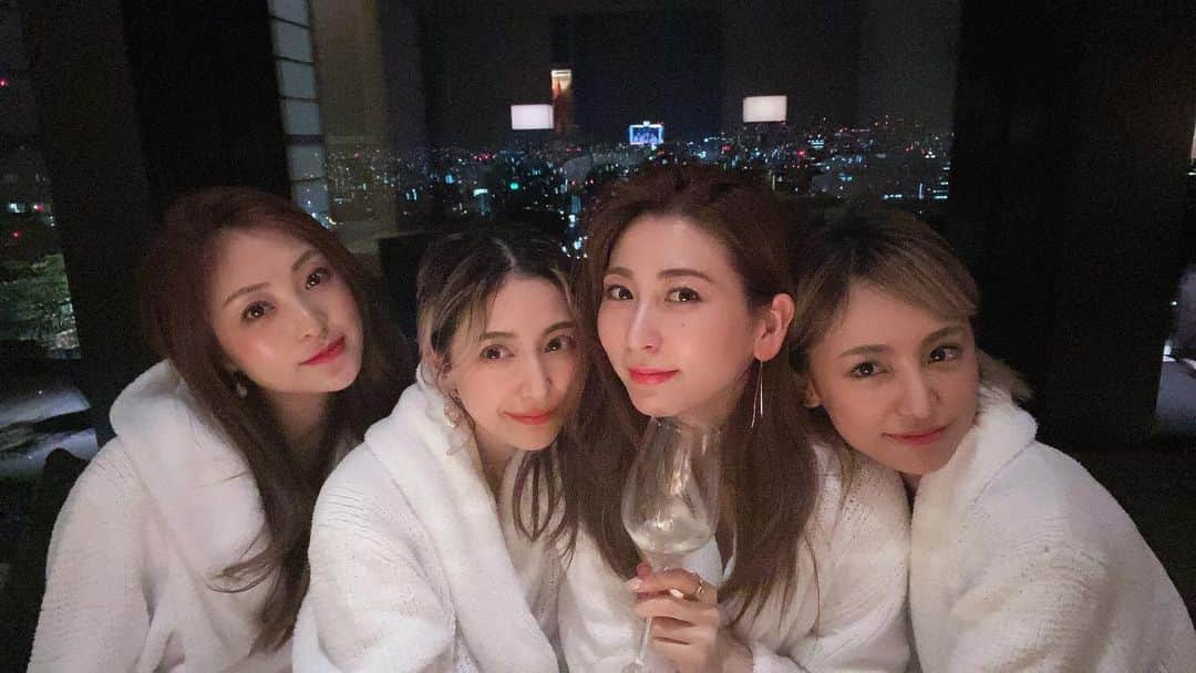 辰巳奈都子のインスタグラム：「夜はこんな感じで飲んでます💋  連写連写🐯⚡️ みんなガウンで ヘベレケちゃんです❣️❣️💥」