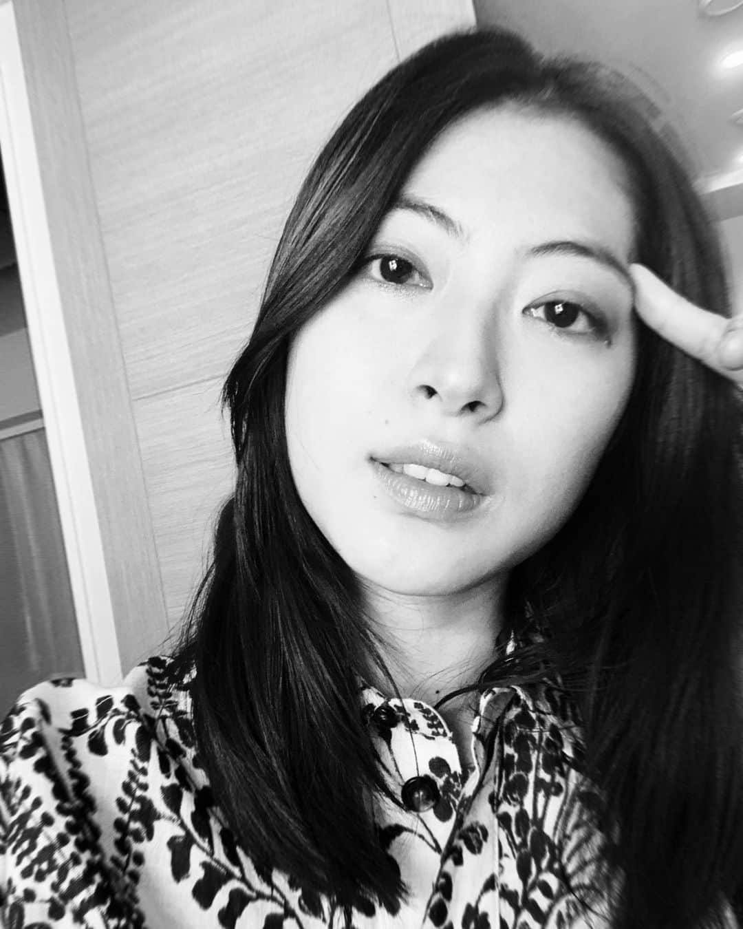 瀧本美織のインスタグラム：「🦒 舞台「森 フォレ」東京千秋楽を迎えました。あたたかかった…いつもカーテンコールで、明るくなった劇場で皆さんの顔が見えると胸が熱くなっておりました。 劇場に来て一緒に旅をして下さった皆さま、来れなくてもエネルギーを送って下さった皆さまに感謝です。 ありがとうございます。  舞台上のルーの写真載せようとしたのですが、待てよと。ネタバレの危険があるので終わるまでは…というわけで写真が、ない。ごめんなさい。笑 ルーの下の人は、こんなです。ルーしか知らない人がいたらそれはそれで困ってしまうので一応！笑  ルー、私はあなたが大好きだよ！ 最後までよろしくね。  名古屋、兵庫の皆さま待っていて下さいね。   #舞台  #森  #森フォレ  #ルー」