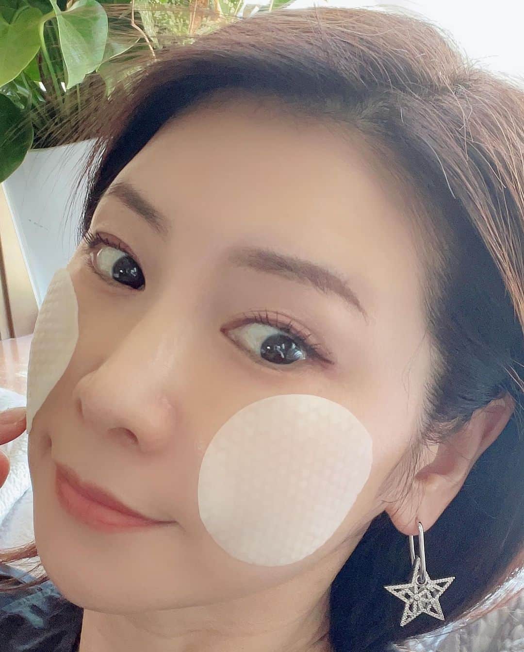 水谷雅子さんのインスタグラム写真 - (水谷雅子Instagram)「先日マツキヨで買った商品です。 シートマスク、拭き取りパッドそしてベージュカラーのマスク😷 新しい商品を見ると試したくなります。😆 早速アイメイク以外メイクを拭き取り、 集中パックしています。☺️✨ ティーツリーカーミングエッセンスパッドは 美容液がたっぷりの拭き取りです。(デュアルパッド) パックとしても使っていただけます👌 肌荒れケアから角質ケアまで出来ます。 さっぱりしてなかなか使い心地もよかったです。 夏の時期は皮脂が溜まりやすくメイクの汚れやマスクの蒸れで肌荒れがしやすいかと思います。 自分の肌に合ったスキンケア拭き取りは大事ですよ😉✨ #スキンケア#ティーツリーカーミングエッセンスパッド #拭き取り#角質ケア#肌荒れケア #毛穴の引き締め#化粧水の浸透が違う  #ドラッグストア#マツモトキヨシ #水谷雅子#水谷雅子beautybook50の私」7月25日 22時30分 - mizutanimasako