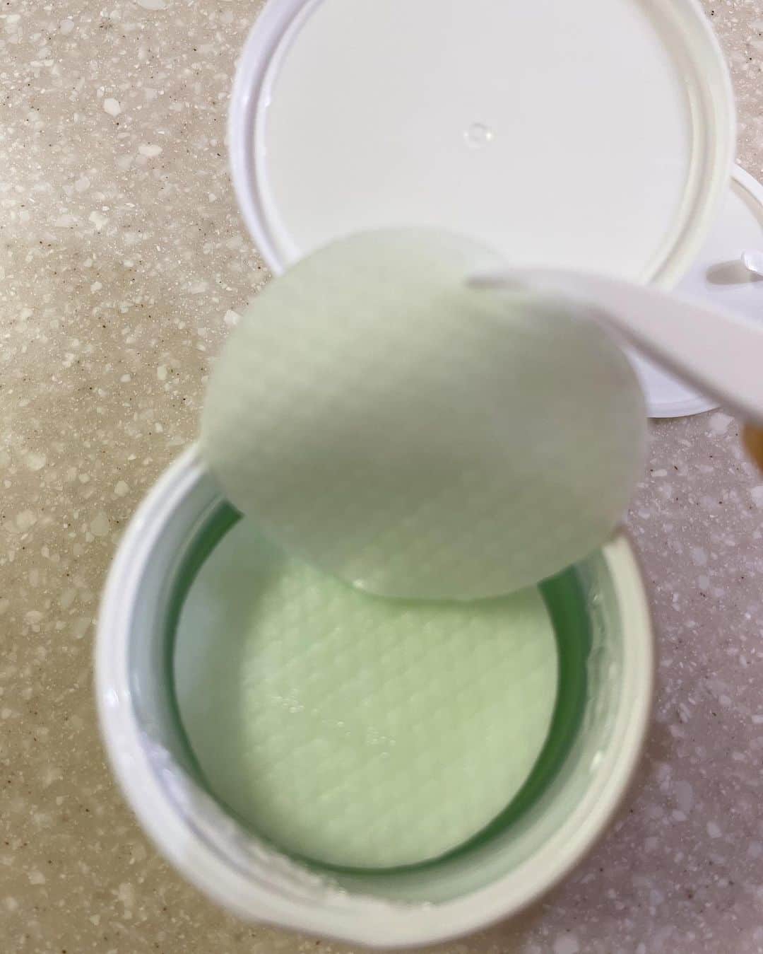 水谷雅子さんのインスタグラム写真 - (水谷雅子Instagram)「先日マツキヨで買った商品です。 シートマスク、拭き取りパッドそしてベージュカラーのマスク😷 新しい商品を見ると試したくなります。😆 早速アイメイク以外メイクを拭き取り、 集中パックしています。☺️✨ ティーツリーカーミングエッセンスパッドは 美容液がたっぷりの拭き取りです。(デュアルパッド) パックとしても使っていただけます👌 肌荒れケアから角質ケアまで出来ます。 さっぱりしてなかなか使い心地もよかったです。 夏の時期は皮脂が溜まりやすくメイクの汚れやマスクの蒸れで肌荒れがしやすいかと思います。 自分の肌に合ったスキンケア拭き取りは大事ですよ😉✨ #スキンケア#ティーツリーカーミングエッセンスパッド #拭き取り#角質ケア#肌荒れケア #毛穴の引き締め#化粧水の浸透が違う  #ドラッグストア#マツモトキヨシ #水谷雅子#水谷雅子beautybook50の私」7月25日 22時30分 - mizutanimasako