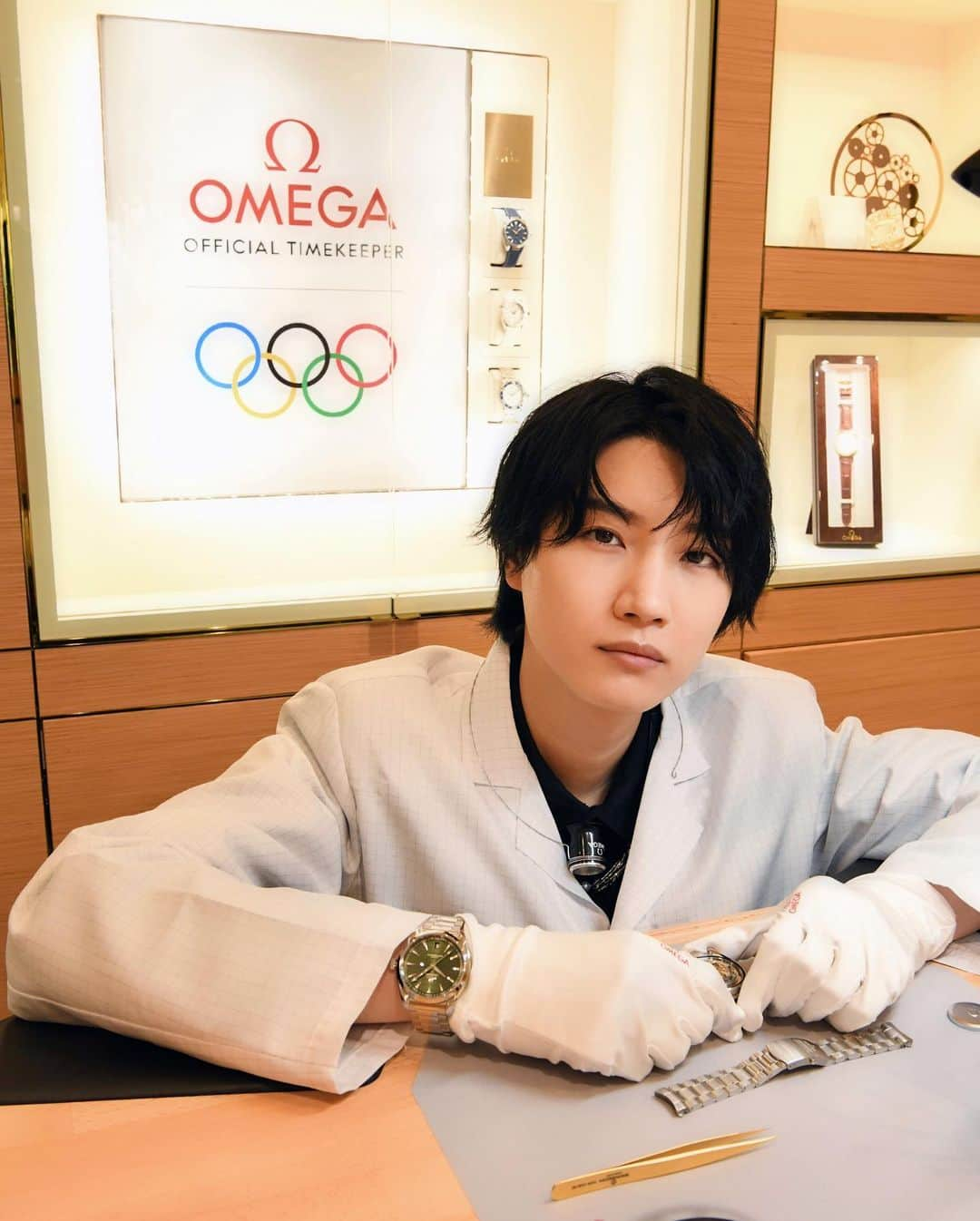 桜田通さんのインスタグラム写真 - (桜田通Instagram)「OMEGA × TOKYO2020  「OMEGA SKY LOUNGE」にて過去の貴重な時計のコレクションの数々や、時計の内部を見る「WATCH DAY」に参加させて頂きました。  OMEGAの腕時計『Speed Master』はアポロ計画で人類初の月面着陸を成功した時に、共に月へ行った初めての腕時計だったり、深海での水圧に耐えられる時計『Sea Master』など、未知の空間へ挑む人類のプロジェクトを支える重要な腕時計が沢山あることを改めて詳しく知りました🚀  そして今回の東京五輪でも、OMEGAはオフィシャルタイムキーパーを務めていて、オリンピックにまつわるコレクションも沢山見させて頂きました。選手に注目するのはもちろんのこと、試合中に至るところに"OMEGA"を発見して、新しいオリンピックの楽しみ方をさせて頂いています✨  誰かが活躍するステージには、必ずそれを支える存在がいることですが、今回のオリンピックではその一つに『OMEGA』が少しの誤差なく秒数をカウントしていたり、スコアボードへの瞬時な表示など、テクノロジー面から支えているからこそ、選手の皆様も試合に集中でき、僕らも家からオリンピックをわかりやすく楽しめる理由になっているのかなと、勝手ながら思いました。 この後のオリンピックも、新しい角度からも楽しみながら、選手の皆様を応援していけたらと思います。  そして個人的に"宇宙"にまつわるエピソードが大好きなので、OMEGAの皆さんに沢山のOMEGA×NASAのエピソードを聞かせてもらい、時計の話なのに時間を忘れて楽しませて頂きました⌚️🌙  『OMEGA』の理念や探究心に刺激を受けて、過去で一番、腕時計に興味を持たせて頂いたので、これからも『OMEGA』の腕時計に注目していこうと思います！  「OMEGA SKY LOUNGE」と「WATCH DAY」での様子はOMEGAの公式LINEなどでも配信される予定なので、是非追加してチェックしてみて下さい！  @omega #OMEGA #OMEGAofficialTimekeeper」7月25日 22時35分 - dorisakurada