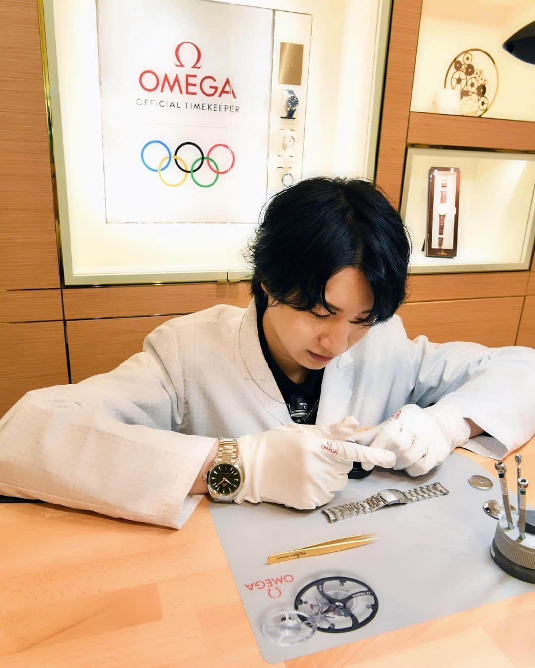 桜田通さんのインスタグラム写真 - (桜田通Instagram)「OMEGA × TOKYO2020  「OMEGA SKY LOUNGE」にて過去の貴重な時計のコレクションの数々や、時計の内部を見る「WATCH DAY」に参加させて頂きました。  OMEGAの腕時計『Speed Master』はアポロ計画で人類初の月面着陸を成功した時に、共に月へ行った初めての腕時計だったり、深海での水圧に耐えられる時計『Sea Master』など、未知の空間へ挑む人類のプロジェクトを支える重要な腕時計が沢山あることを改めて詳しく知りました🚀  そして今回の東京五輪でも、OMEGAはオフィシャルタイムキーパーを務めていて、オリンピックにまつわるコレクションも沢山見させて頂きました。選手に注目するのはもちろんのこと、試合中に至るところに"OMEGA"を発見して、新しいオリンピックの楽しみ方をさせて頂いています✨  誰かが活躍するステージには、必ずそれを支える存在がいることですが、今回のオリンピックではその一つに『OMEGA』が少しの誤差なく秒数をカウントしていたり、スコアボードへの瞬時な表示など、テクノロジー面から支えているからこそ、選手の皆様も試合に集中でき、僕らも家からオリンピックをわかりやすく楽しめる理由になっているのかなと、勝手ながら思いました。 この後のオリンピックも、新しい角度からも楽しみながら、選手の皆様を応援していけたらと思います。  そして個人的に"宇宙"にまつわるエピソードが大好きなので、OMEGAの皆さんに沢山のOMEGA×NASAのエピソードを聞かせてもらい、時計の話なのに時間を忘れて楽しませて頂きました⌚️🌙  『OMEGA』の理念や探究心に刺激を受けて、過去で一番、腕時計に興味を持たせて頂いたので、これからも『OMEGA』の腕時計に注目していこうと思います！  「OMEGA SKY LOUNGE」と「WATCH DAY」での様子はOMEGAの公式LINEなどでも配信される予定なので、是非追加してチェックしてみて下さい！  @omega #OMEGA #OMEGAofficialTimekeeper」7月25日 22時35分 - dorisakurada