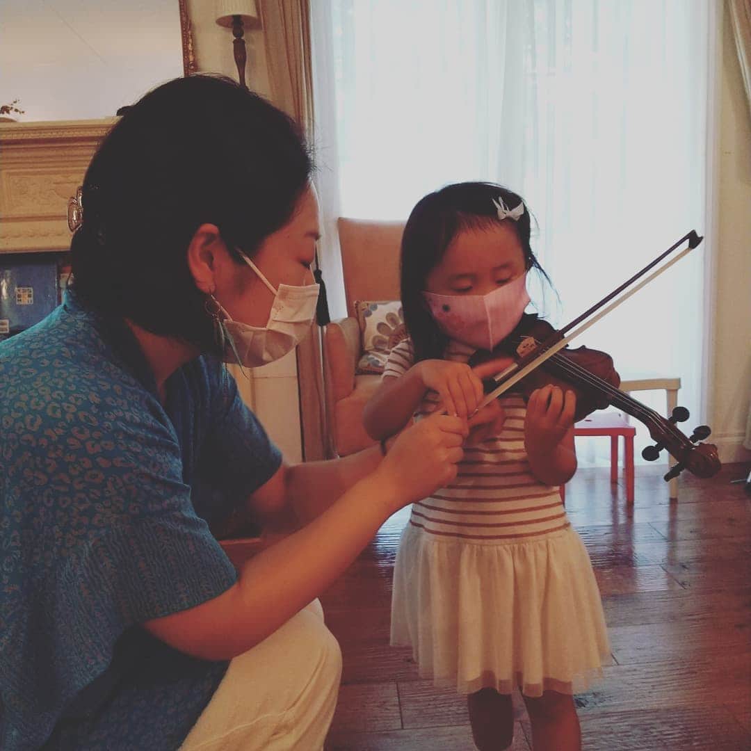 青柳愛さんのインスタグラム写真 - (青柳愛Instagram)「娘が「ヴァイオリンがやりたい」と 何度も言うものだから同級生の友人にレッスンを頼んだ。  彼女の一言 「ヴァイオリンは声に出さず喉で歌いながら弾く」と。  高校時代一緒にハモリあった彼女の歌声は今も耳に残っている。 あのヴァイオリンは喉で歌っていたんだと、いまここにきて納得。  とってもいい先生。」7月25日 22時53分 - aoyagiakayagi